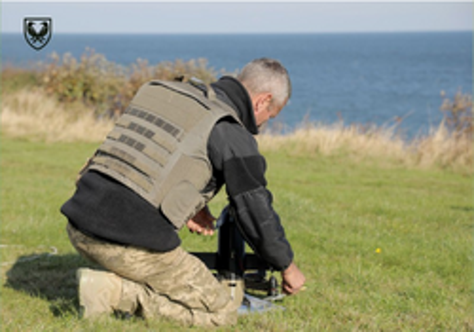 克蘭士兵正在施放毒刺（Sting）無人機，以攔截俄羅斯的自殺攻擊無人機。可以看到毒刺無人機的體積很小，能用3D列印製造，因此造價很便宜。維基百科