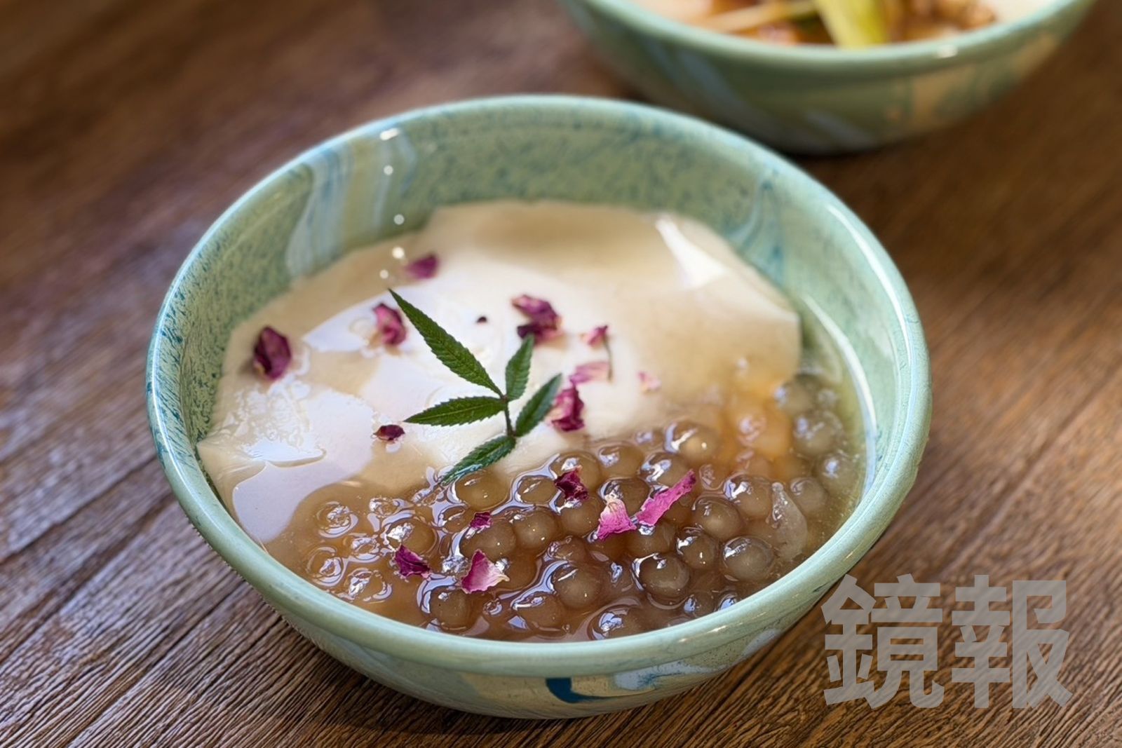 「月下一生事」湯汁有荔枝果香和茶味，白玉珍珠讓細綿豆花多了口感。（134元／碗）