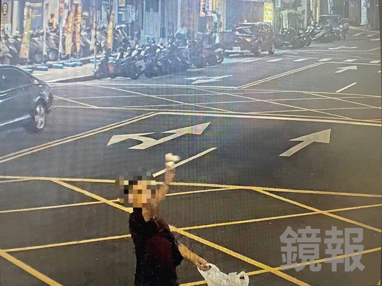 黑衣人除撒冥紙外,還丟雞蛋、持大聲公廣播討債。翻攝畫面