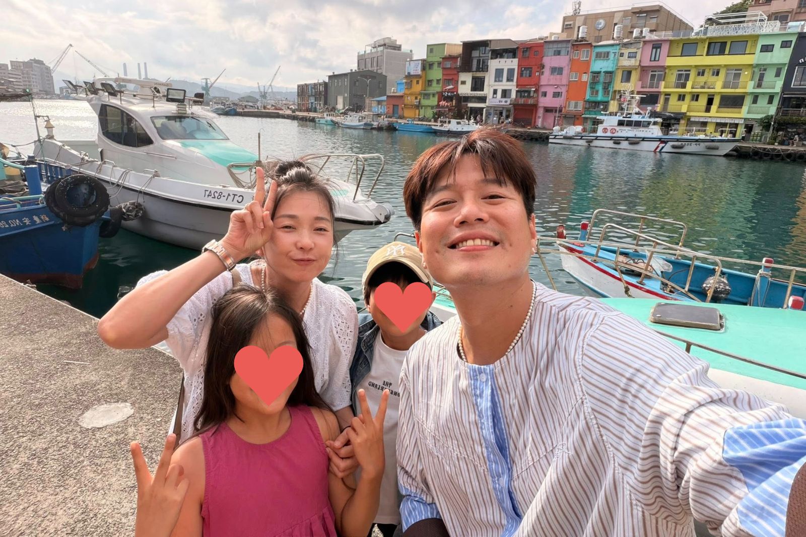 六月(左)與李易一家四口慶祝結婚紀念日。翻攝李易LEE YI臉書