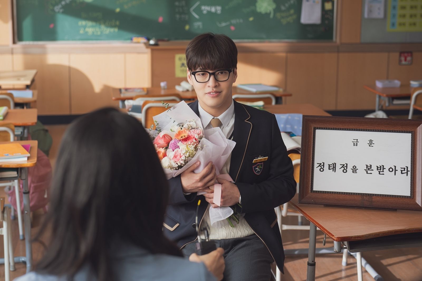 35歲的姜河那對於穿制服裝嫩「道歉」。采昌提供