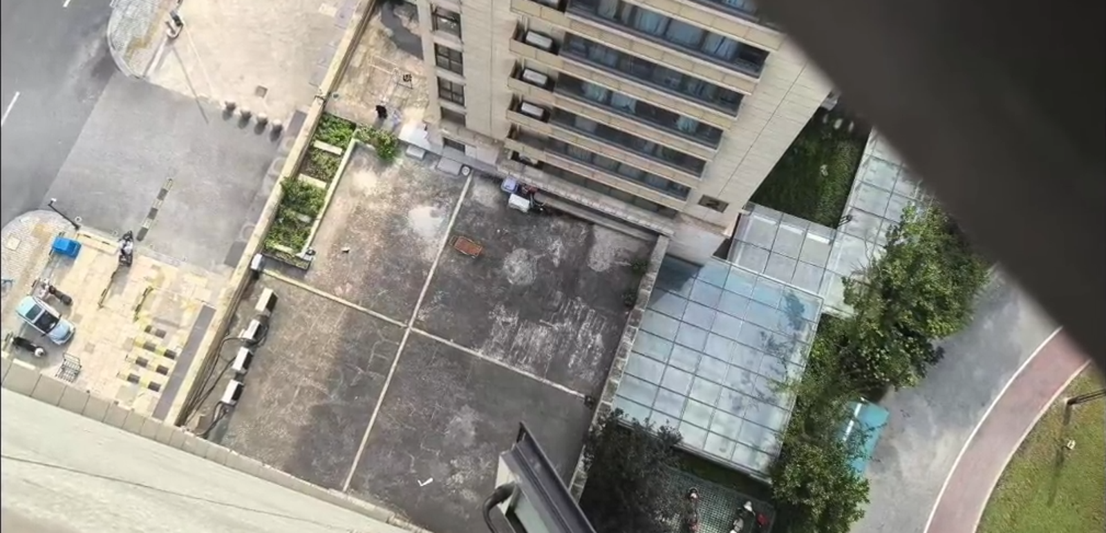 3歲男童18樓下墜下「奇蹟」生還　爸看監視器指這2處救了兒子