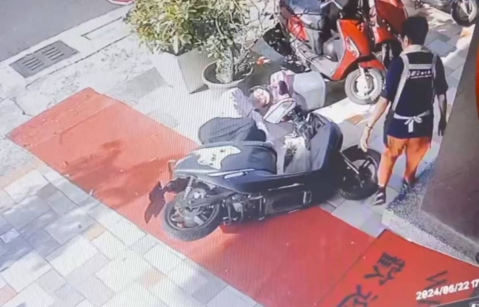 有片／火鍋店門口騎車滑倒怪「歡迎光臨」踏墊不防滑　包租婆求償219萬法官這樣判