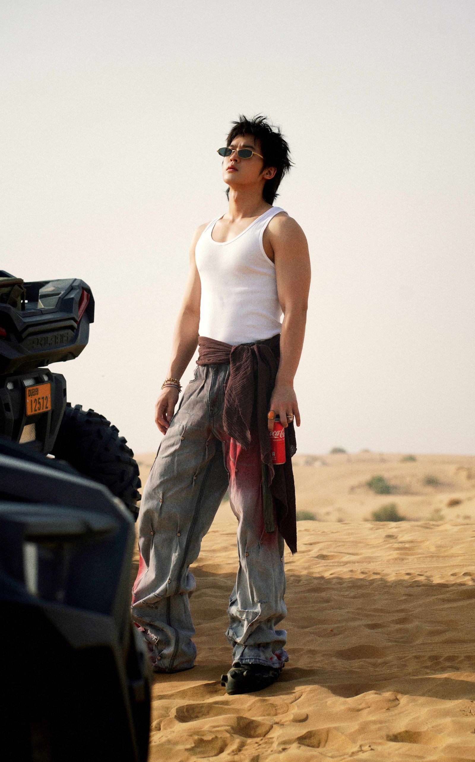 吳思賢為拍攝新歌MV在沙漠中取景。華納音樂提供