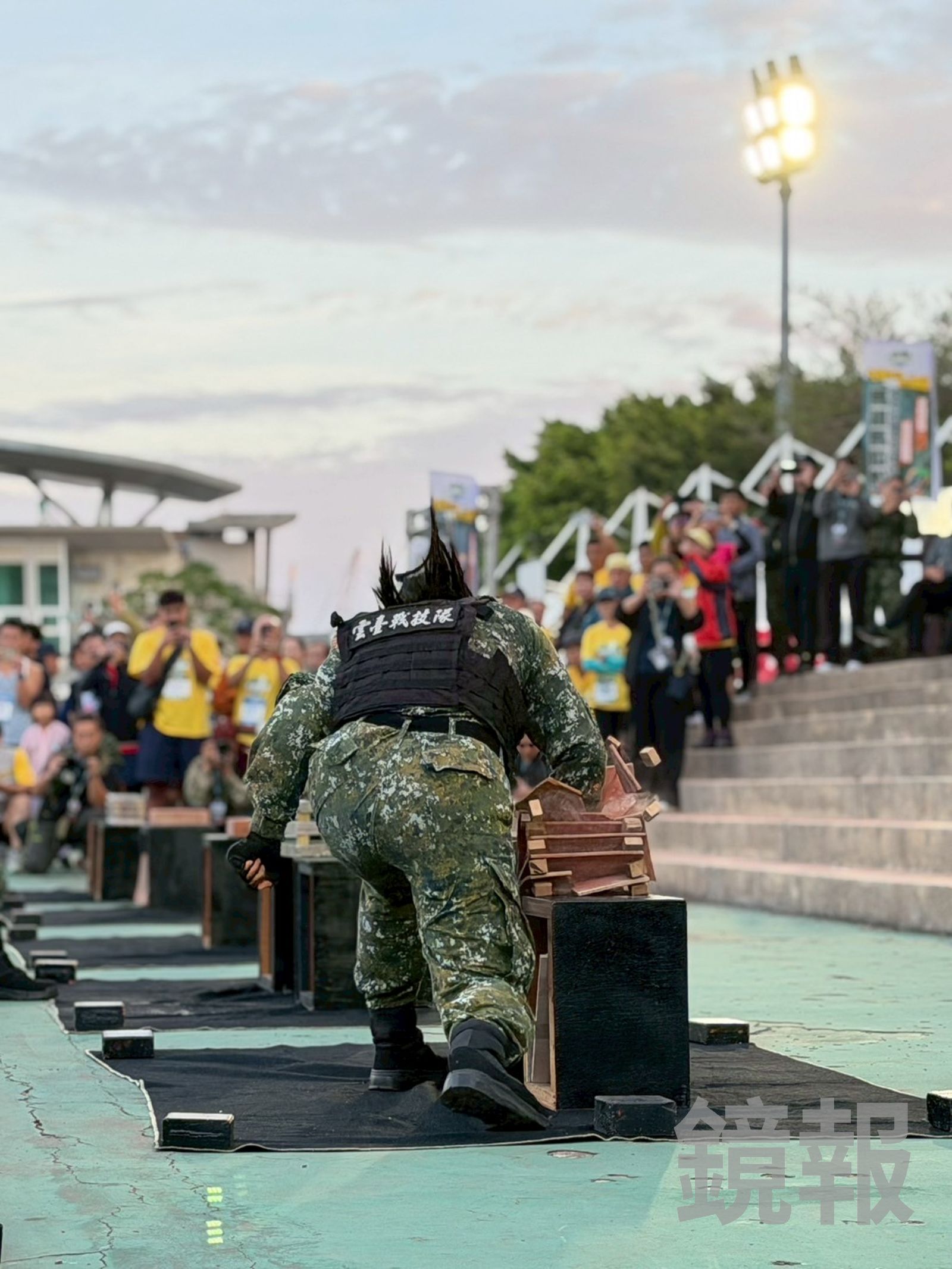 雲臺戰技隊以徒手破板,展現平時精實的訓練。