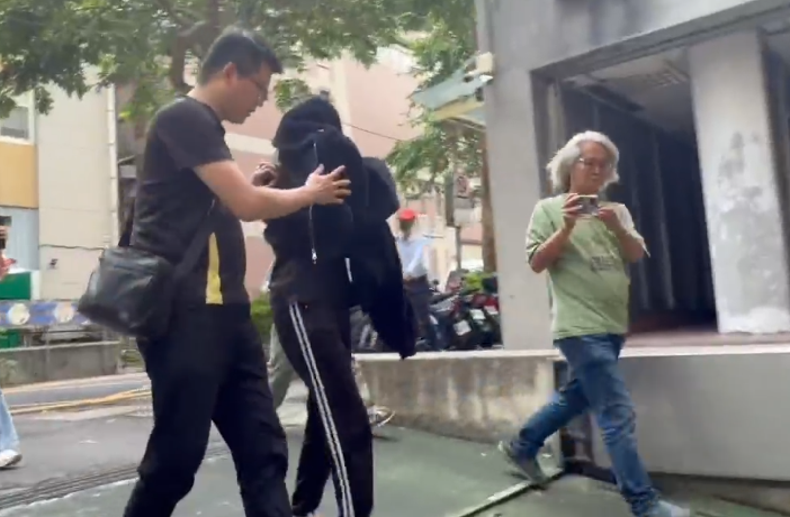 妻子張依萍這次包緊緊，沒有對外展露傲人身材。