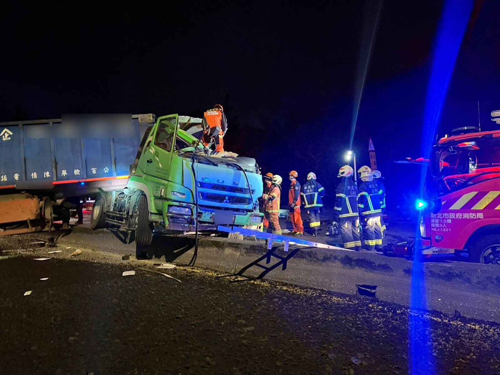 台2線貢寮大貨車打滑對撞貨櫃車 「半顆車頭不見」駕駛夾困亡