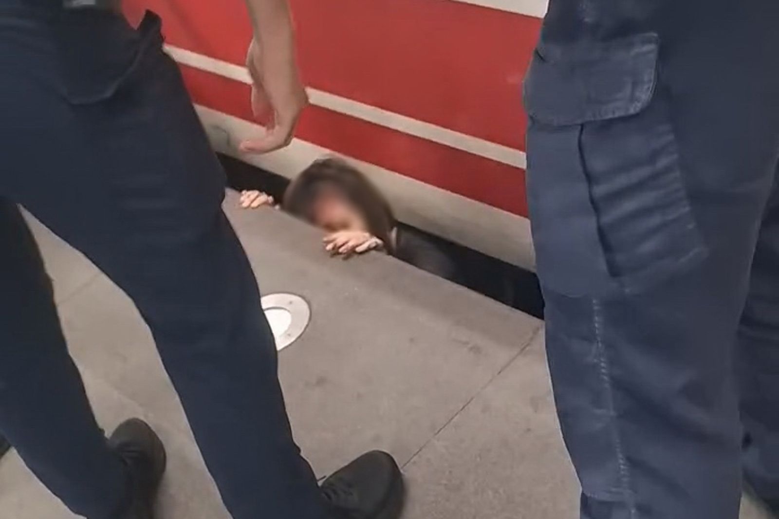 驚悚瞬間!高雄18歲妹落軌「遭普悠瑪推撞」 下秒竟從車廂縫爬出...全場看呆