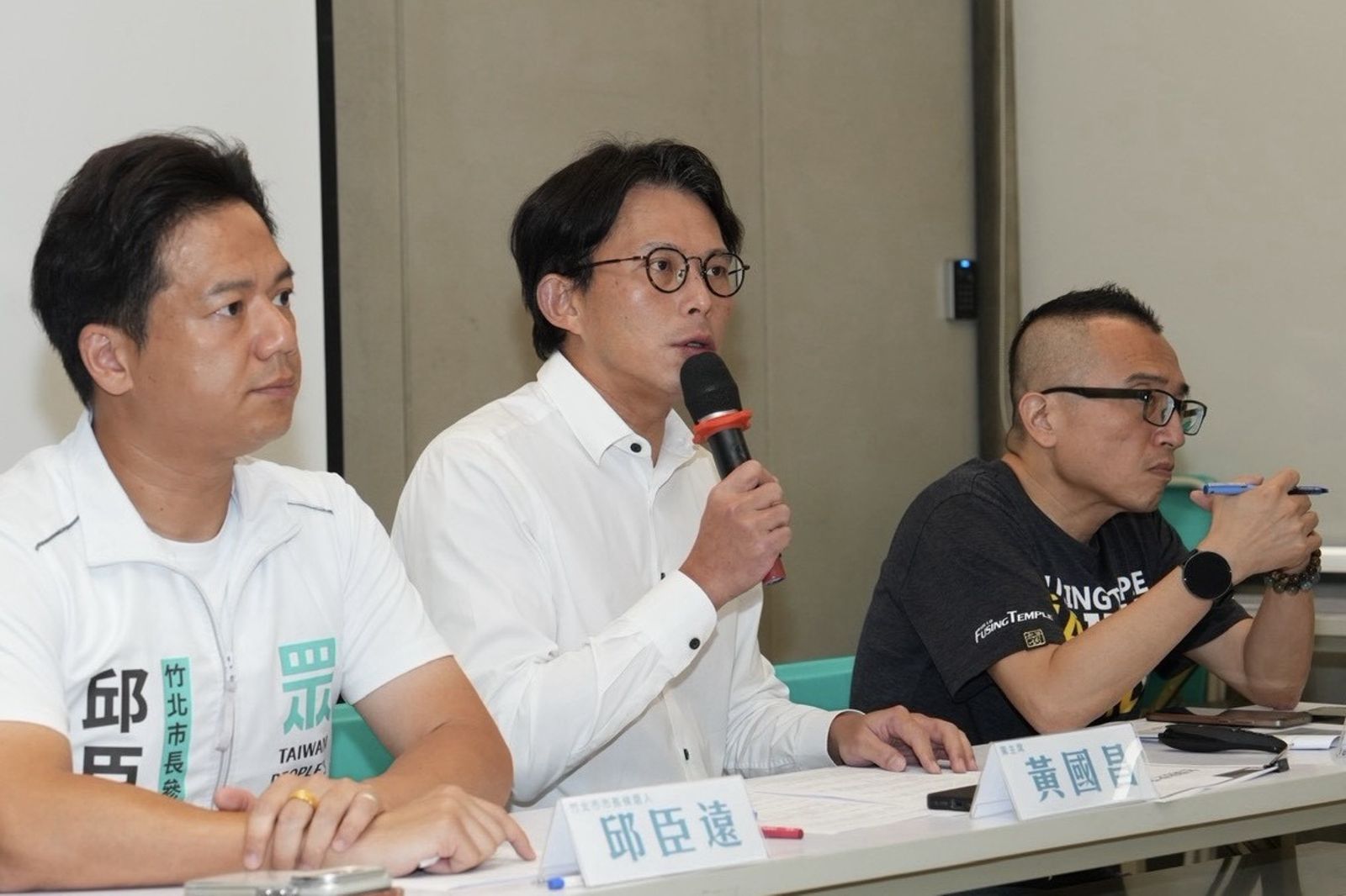 食安辦主任曾列席20%下架會議 黃國昌砲轟政院:繼續把人民當笨蛋