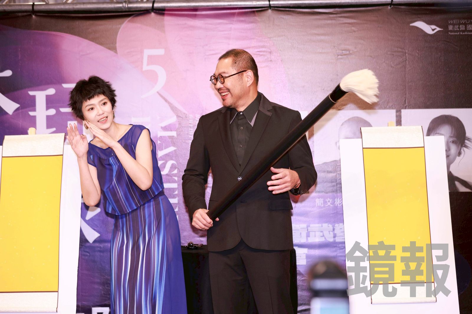 曹雅雯（左）、簡文彬在「大玩樂家」音樂記者會現場揮毫寫毛筆字