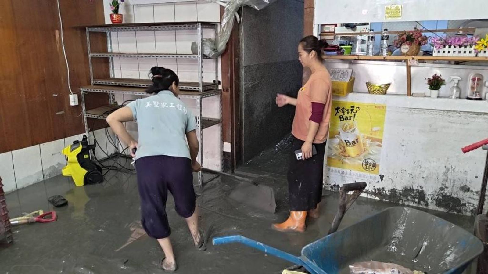不到5分鐘水淹進來！　小吃店老闆娘驚險逃生一瞬間