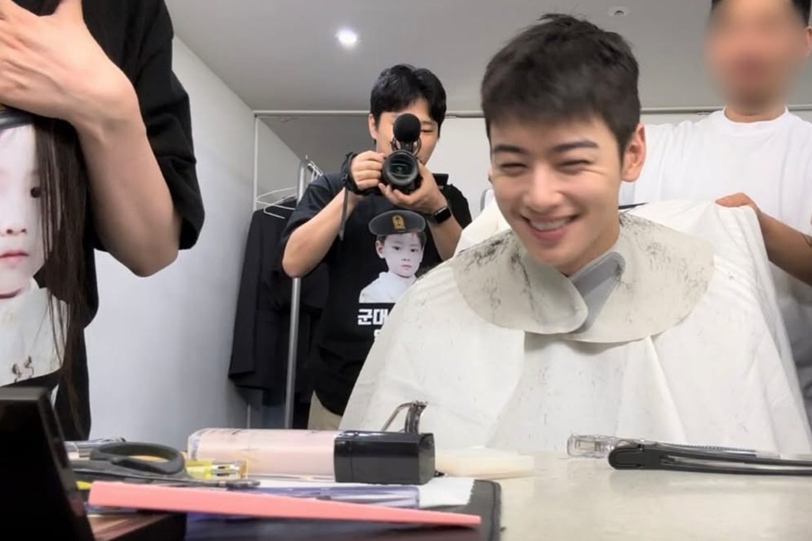 車銀優在髮廊剃短頭髮，準備入伍。翻攝IG@eunwo.o_c