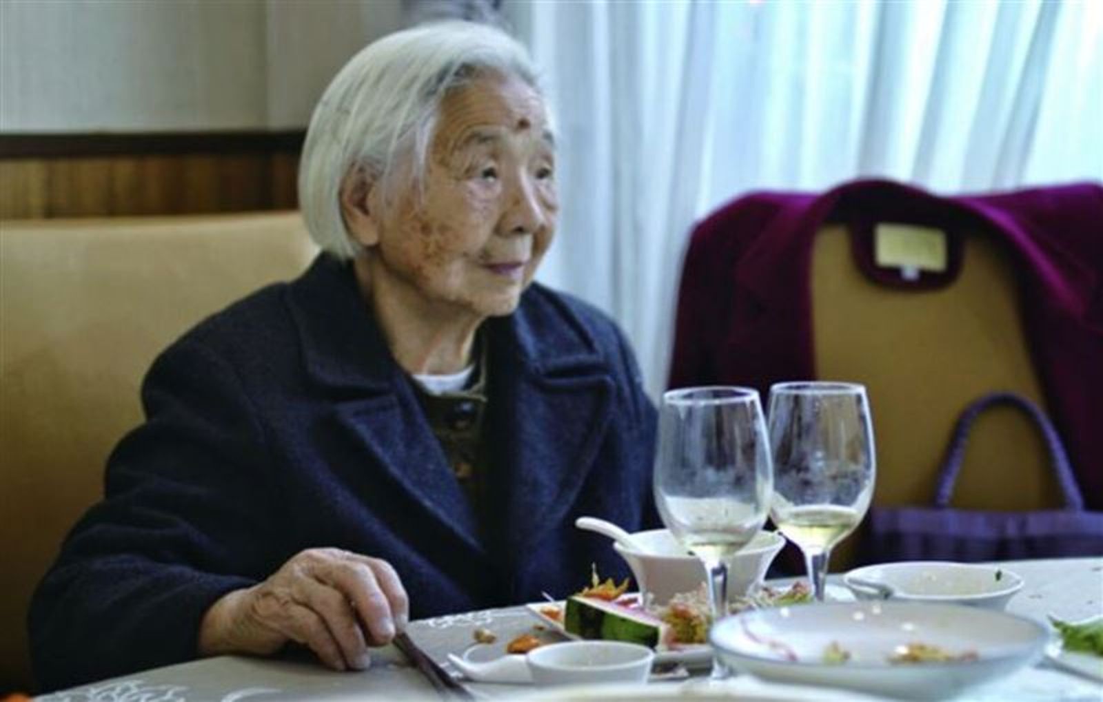 比年輕人猛！101歲奶奶熬夜追劇、狂嗑洋芋片仍健壯　長壽秘訣全因「這4字」