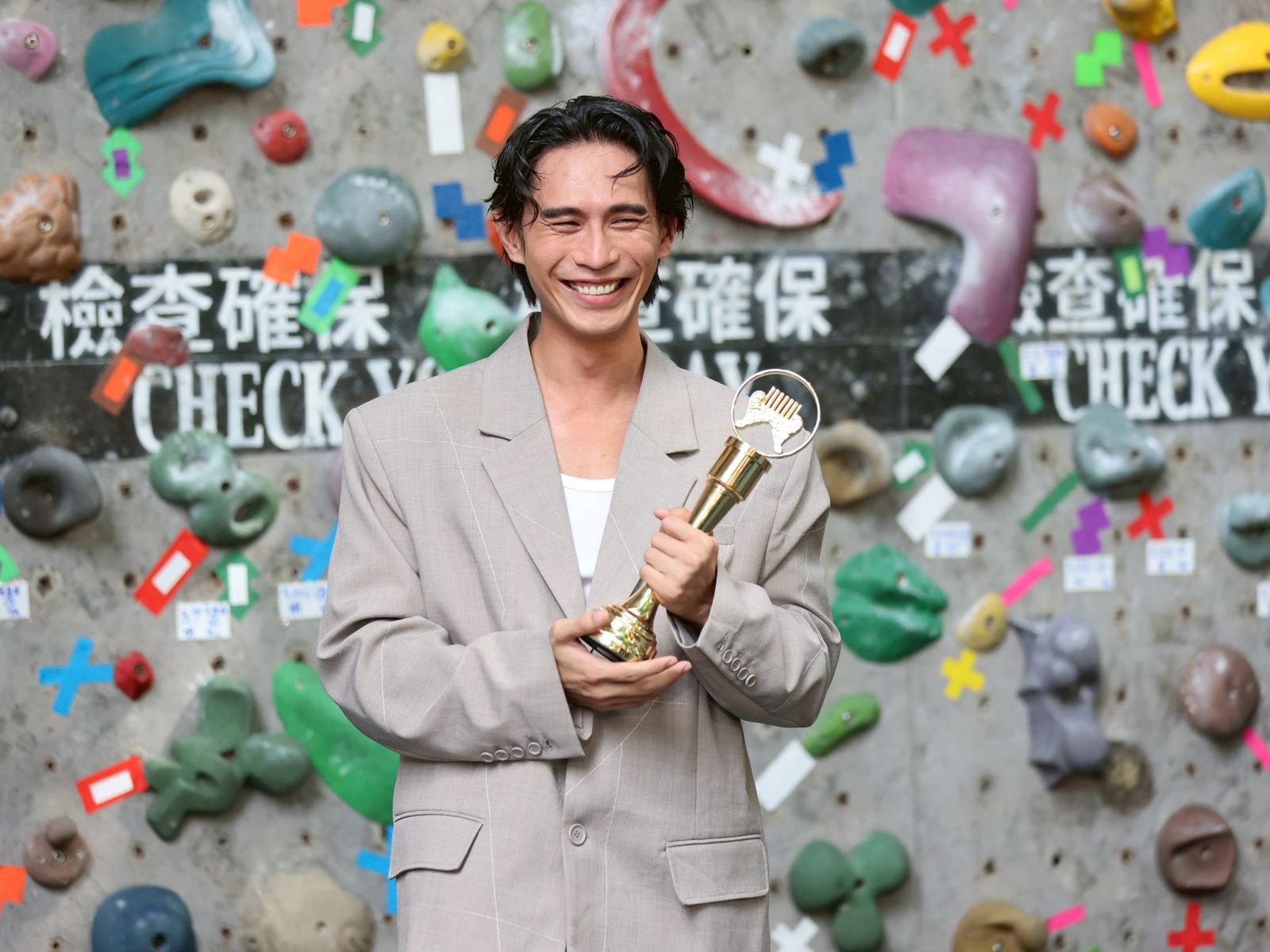 柏霖16日出席發片記者會手握金曲獎座預習奪獎。劉耀勻攝