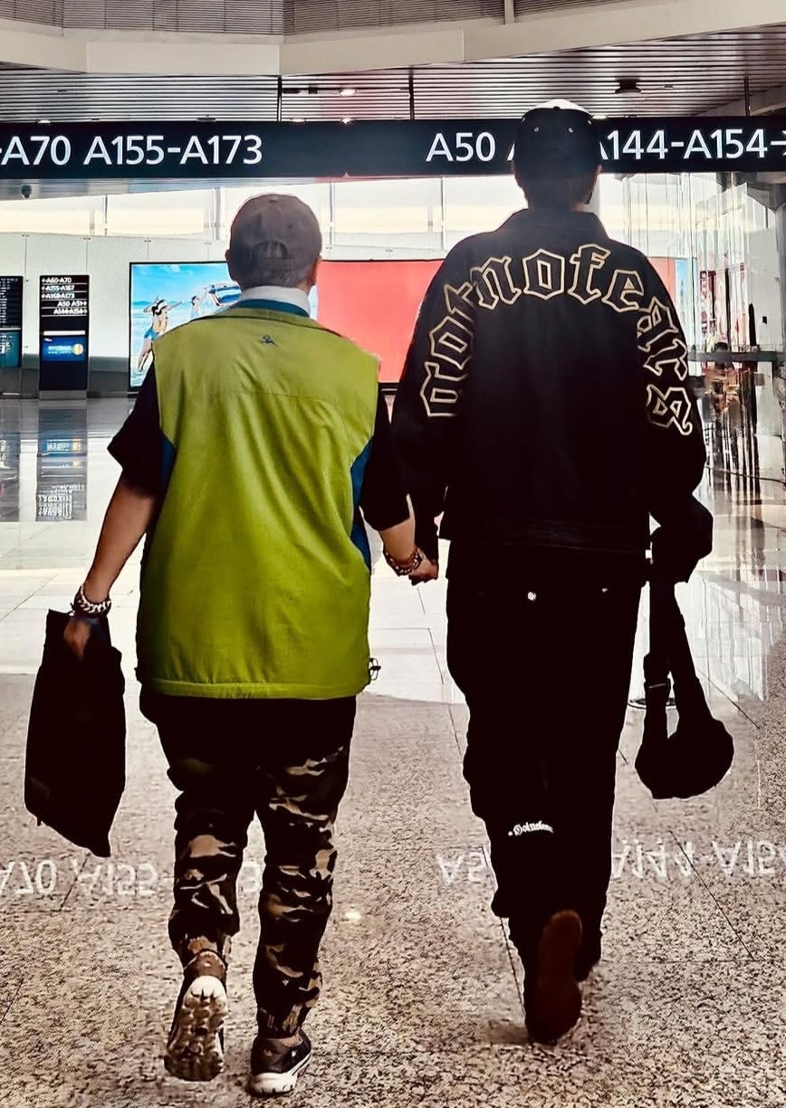 小豬希望能一直牽著媽媽到處玩，只要羅媽快樂，母子倆剩下的回憶由他收藏就好。翻攝showlo IG