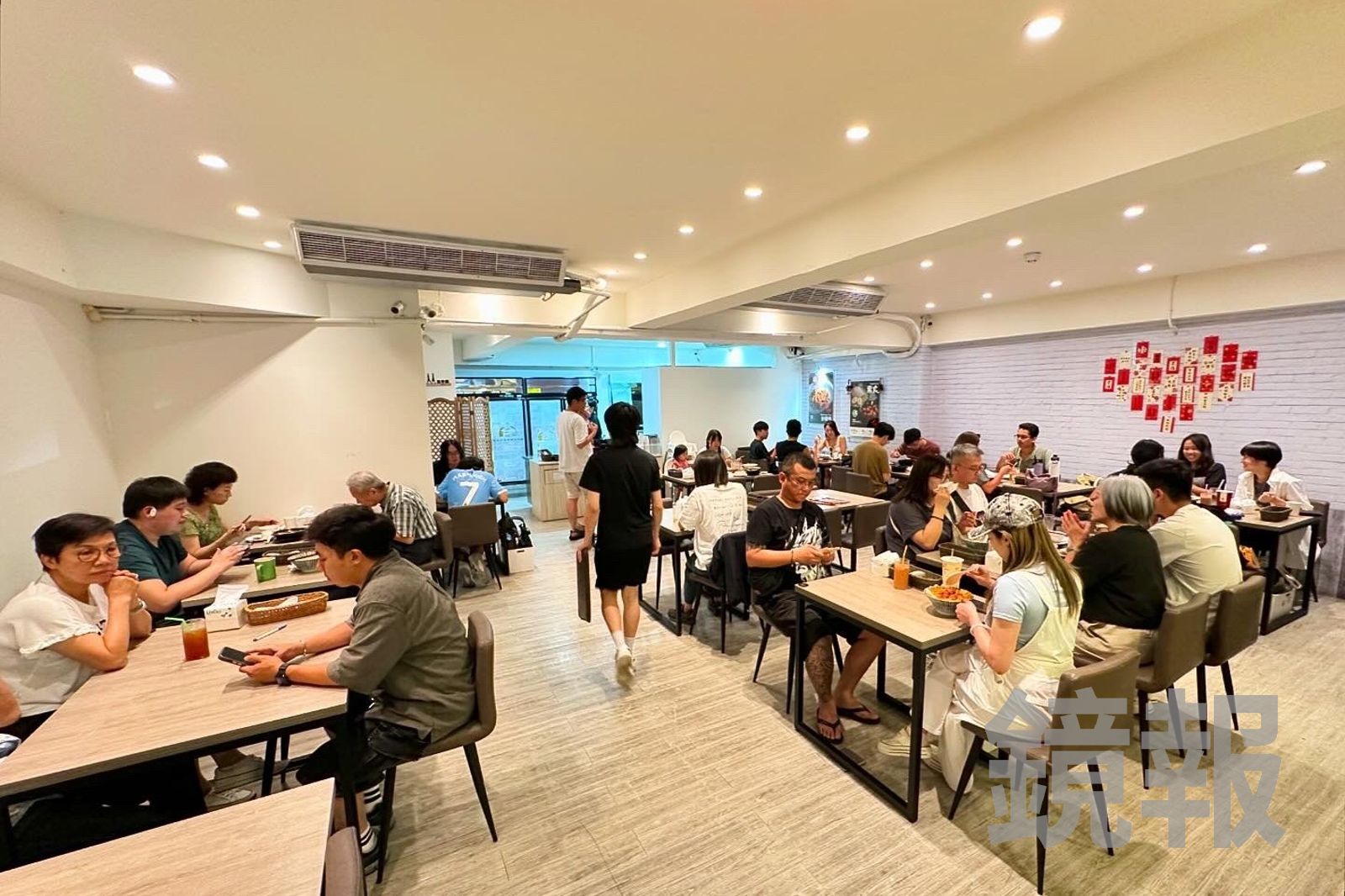 週末用餐人潮相當多，座無虛席。