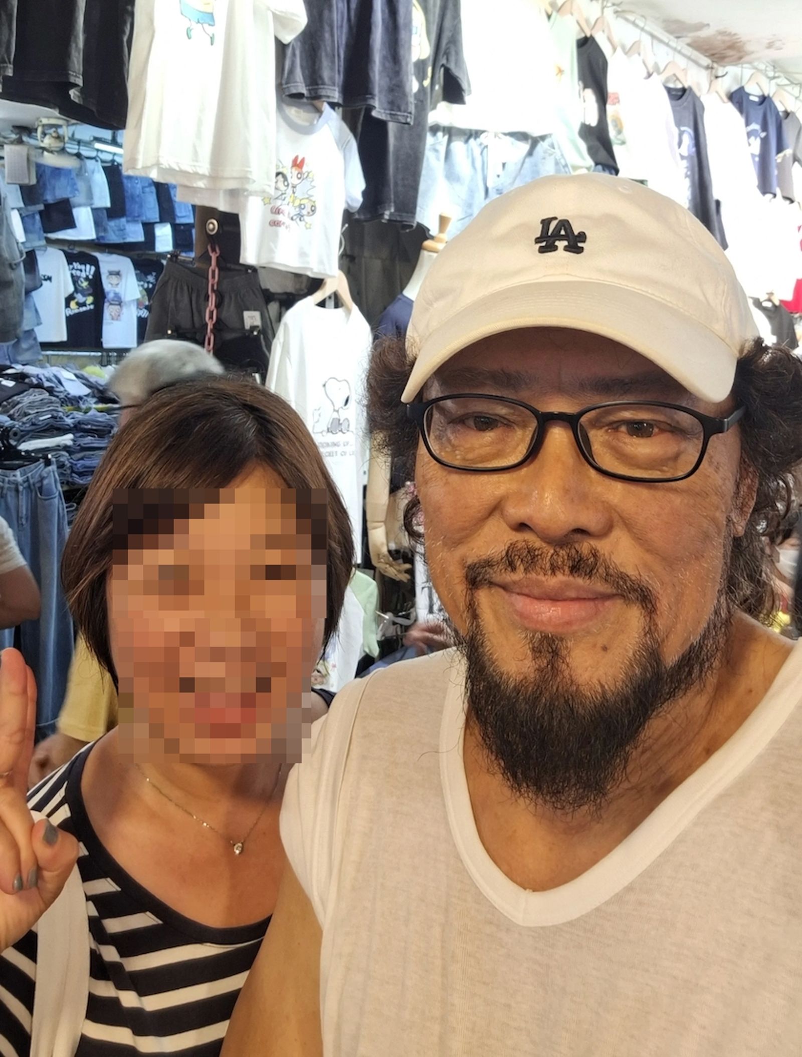 張菲(右)和女網友親民合照。翻攝threads