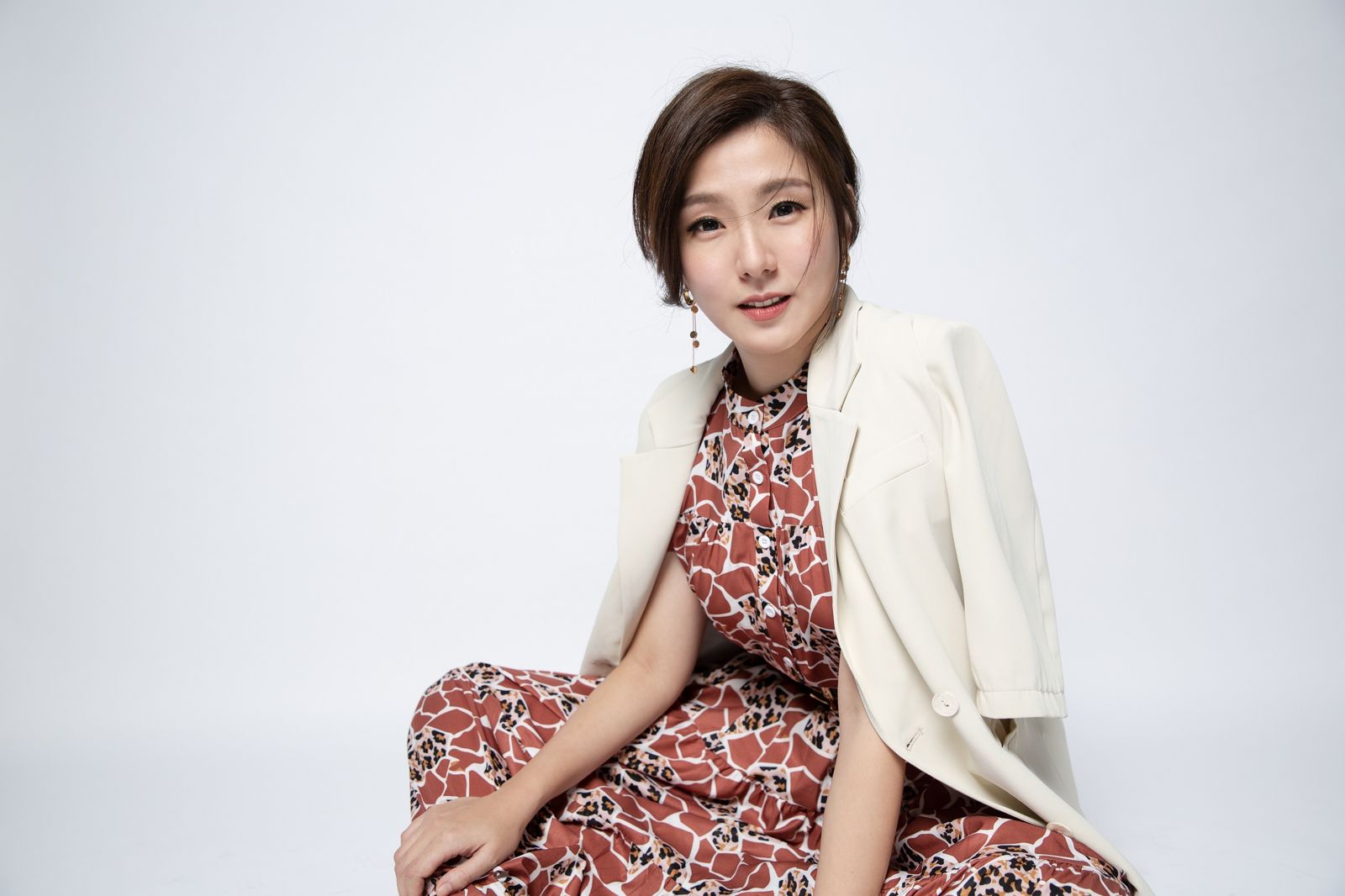 鏡新聞主播王鈺婷初登主播台前天緊張到失眠，播報時更巧遇「新聞大發爐」，讓她永遠難忘。鏡電視提供