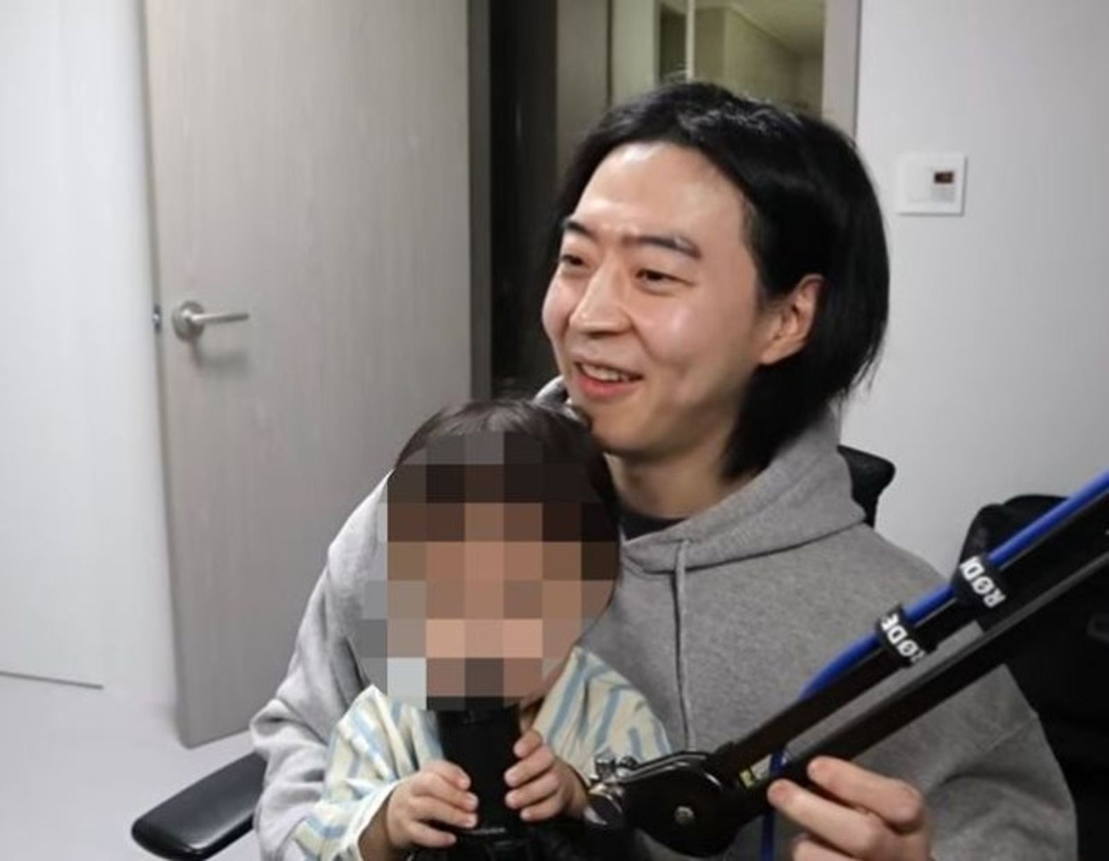 昔遭前女友起訴「黑市夫妻」！朴有煥突曬父女同框照宣布當爸　親哥朴有天暖心留言