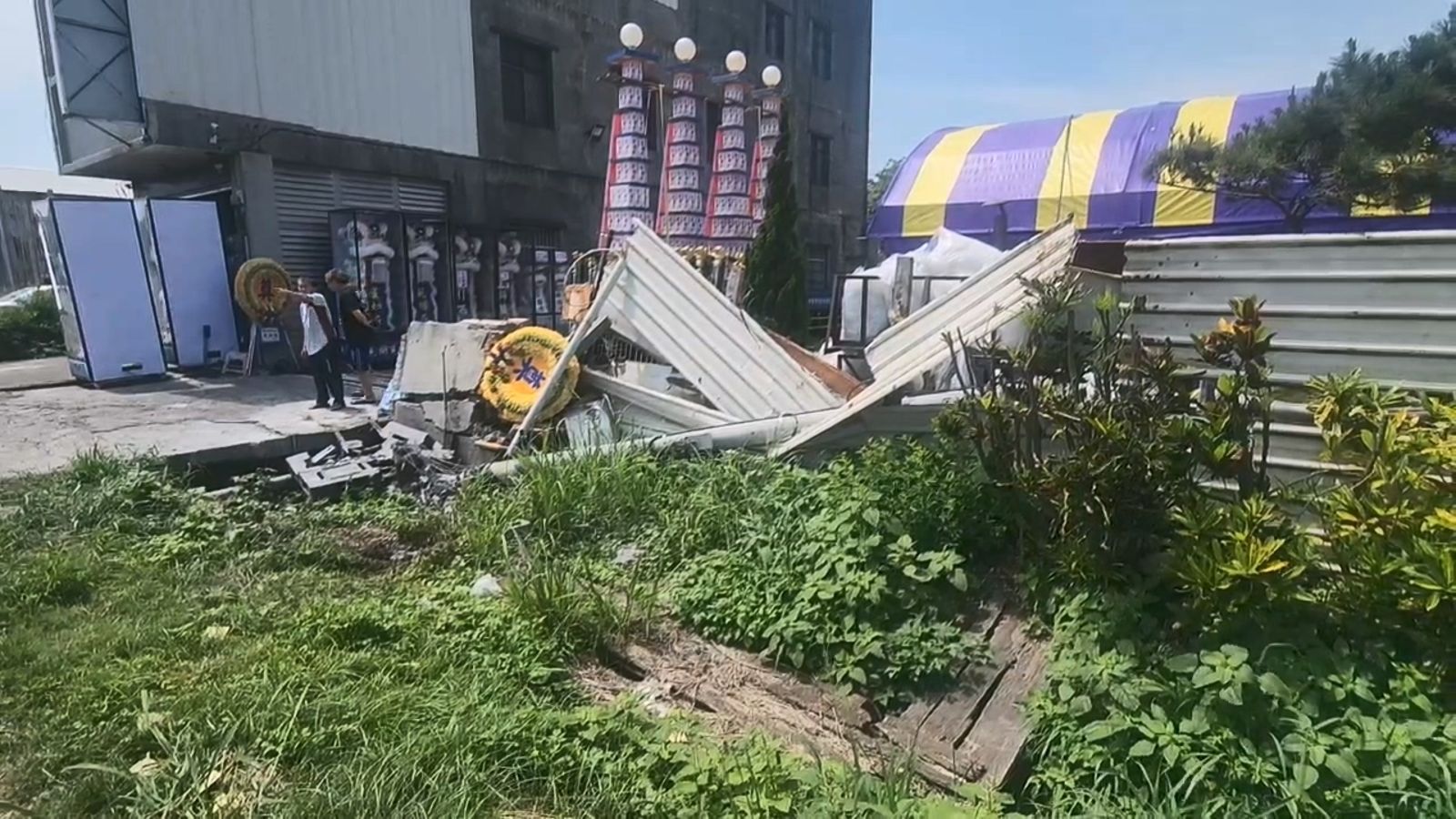 喪宅的棚架與圍牆被車禍波及，現場一片凌亂。民眾提供