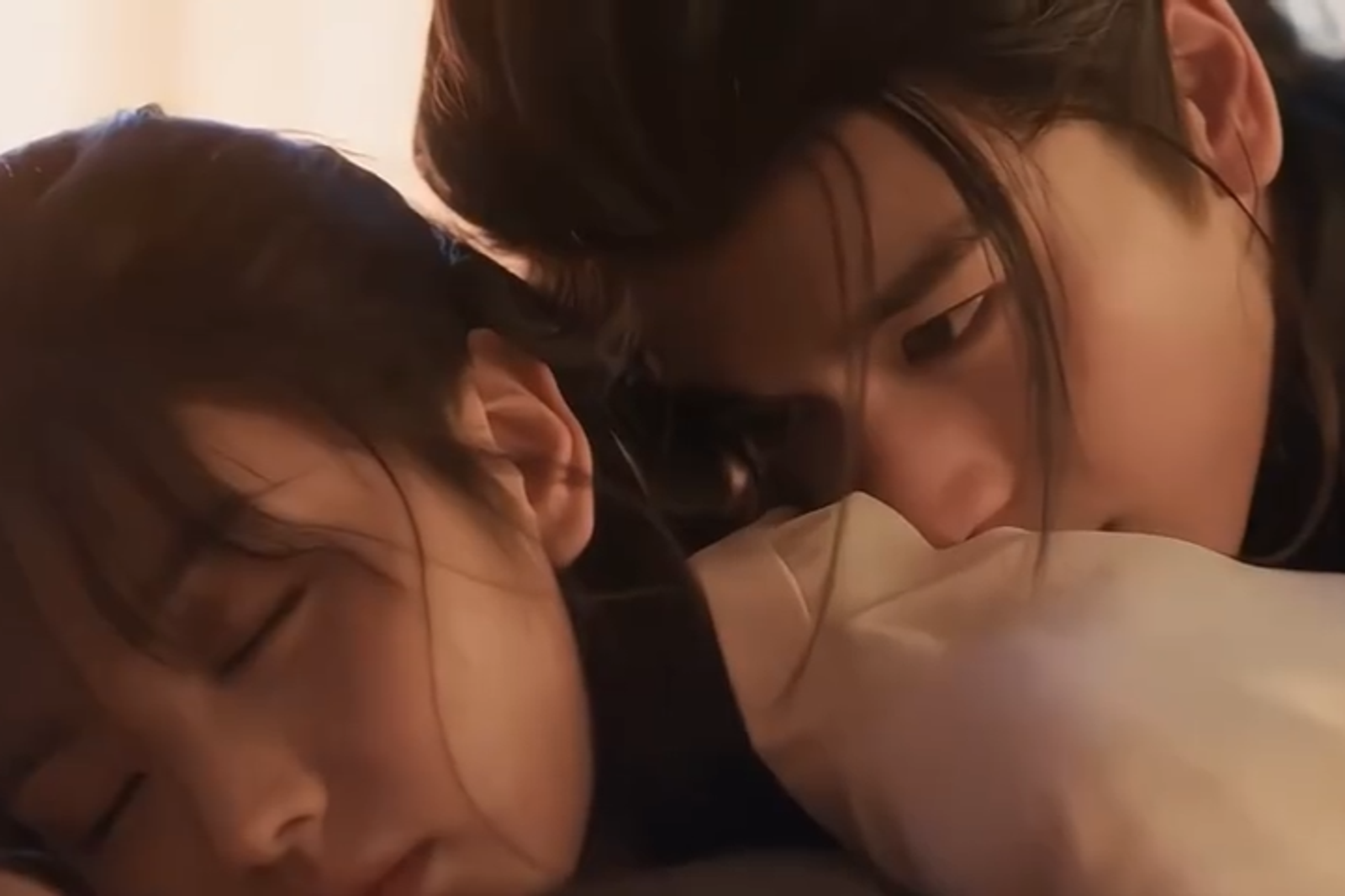 有雷／《逐玉》關鍵戲遭「背刺」！40秒「被窩灑糖」戲刪光　粉絲怒「都沒脫有什麼不能看！」