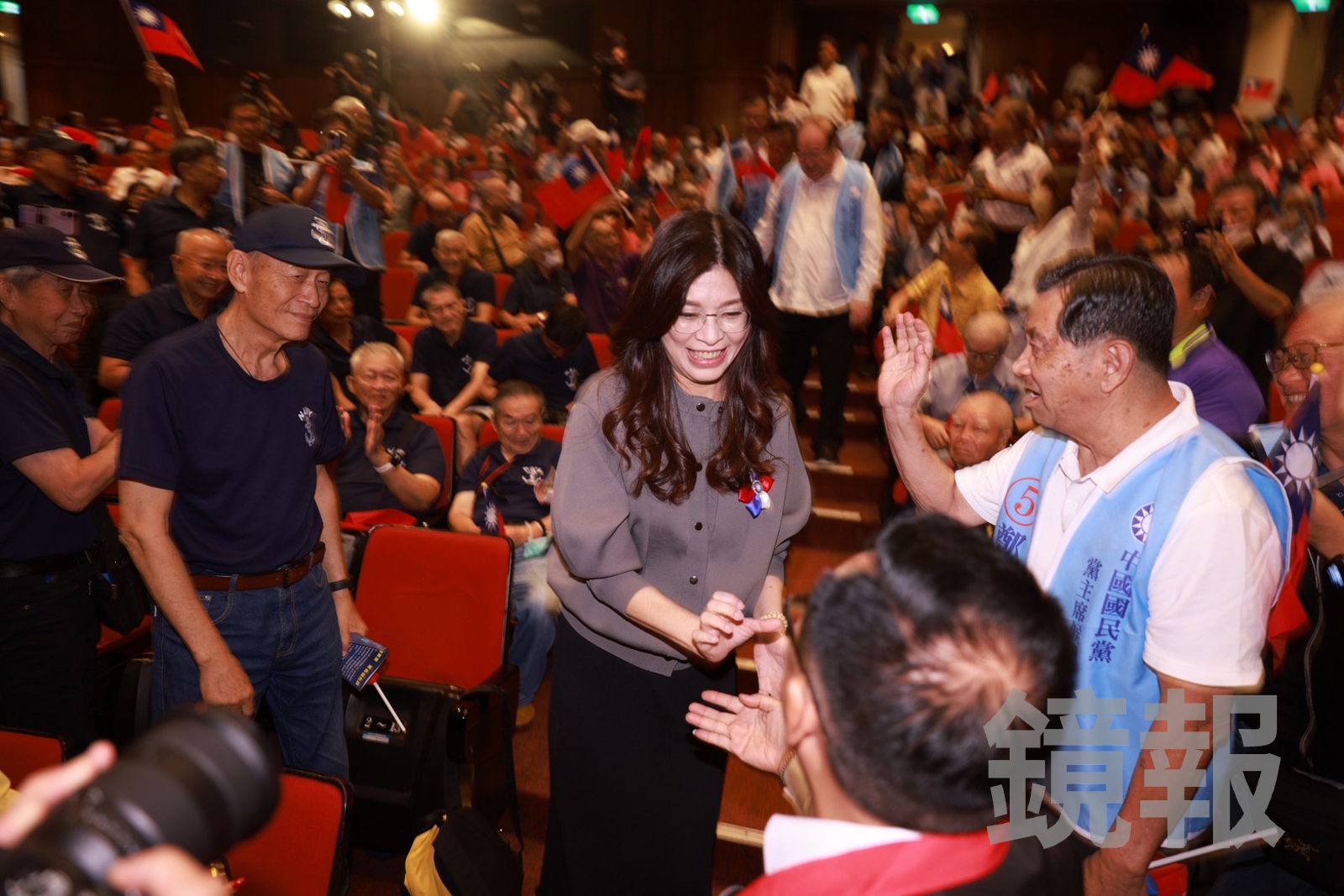 國民黨主席選舉本週六舉行，候選人鄭麗文於今（16日）舉辦造勢晚會，現場湧入近千人力挺。（圖／劉耀勻攝）