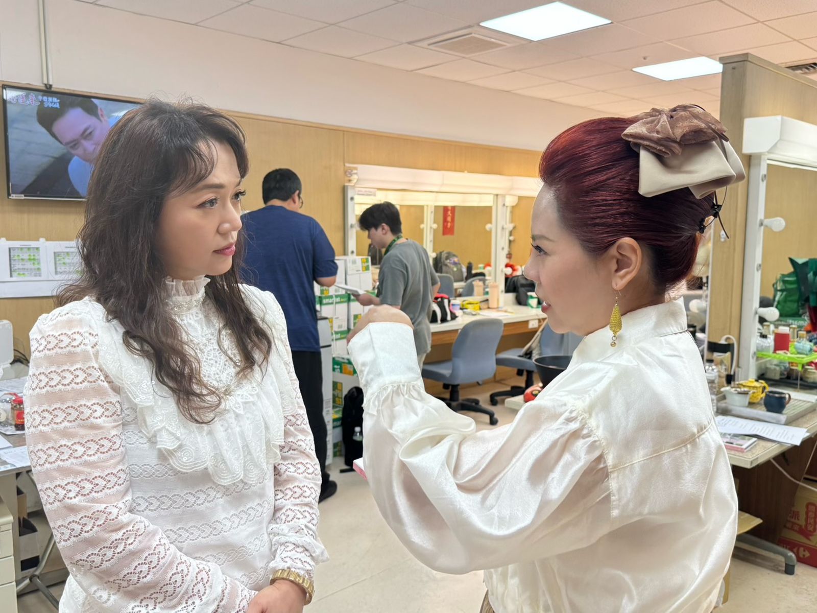 錦雯開啟補習班模式，教秀蘭瑪雅被台詞。民視提供
