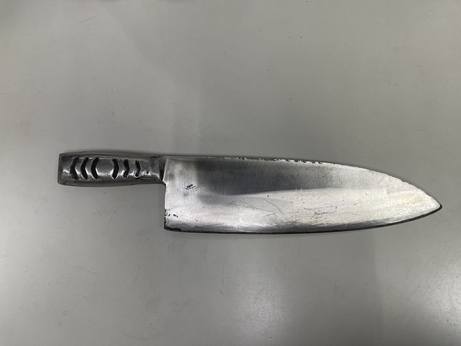 張男隨身攜帶魚刀遭查扣。翻攝畫面