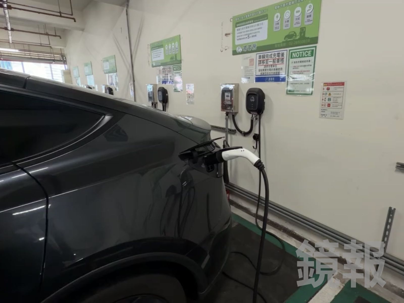 獨家/特斯拉充飽電未移車「慘吞600元罰單」 明明亮藍燈!車主氣炸怒問:緩衝時間誰說了算