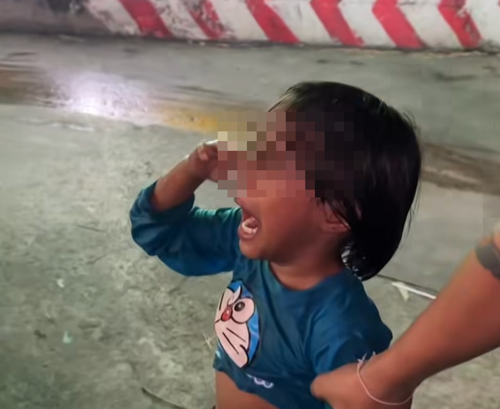 泰國女童為撿錢不慎落水，遭熱心老闆救起後啼哭不已。圖／翻攝自臉書