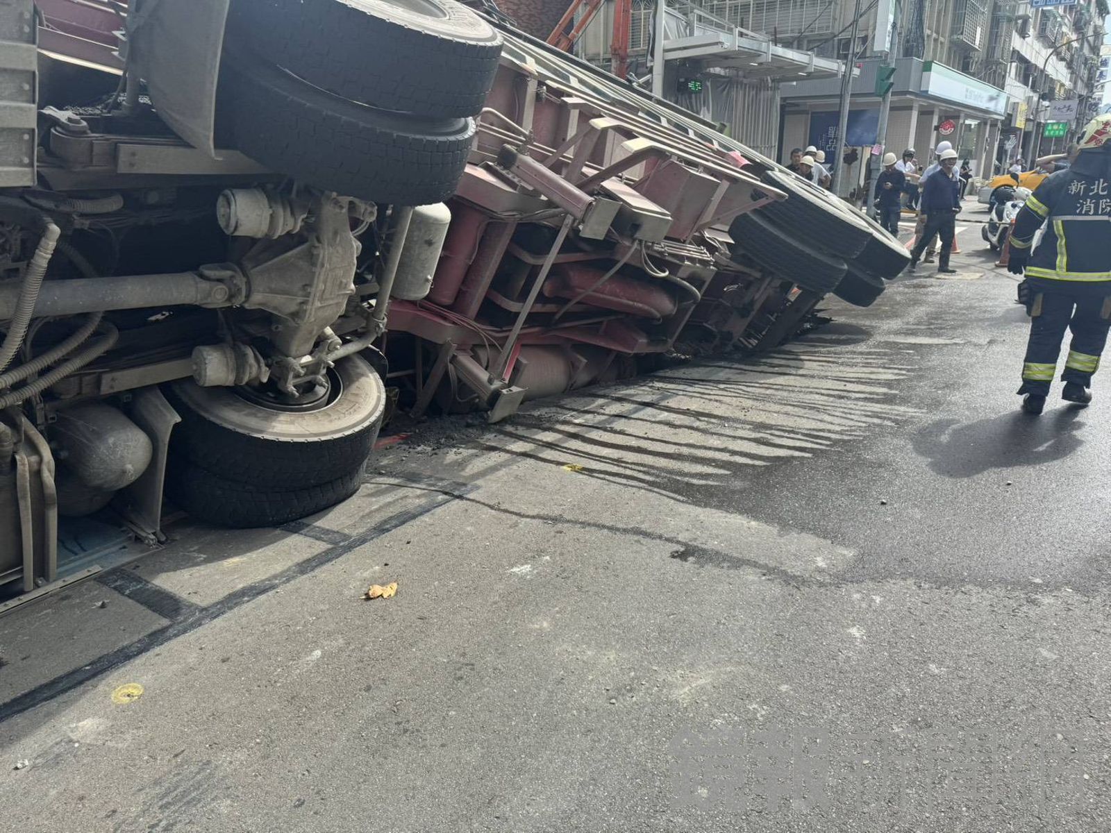 砂石車因右後輪陷入坑洞側翻。警方提供