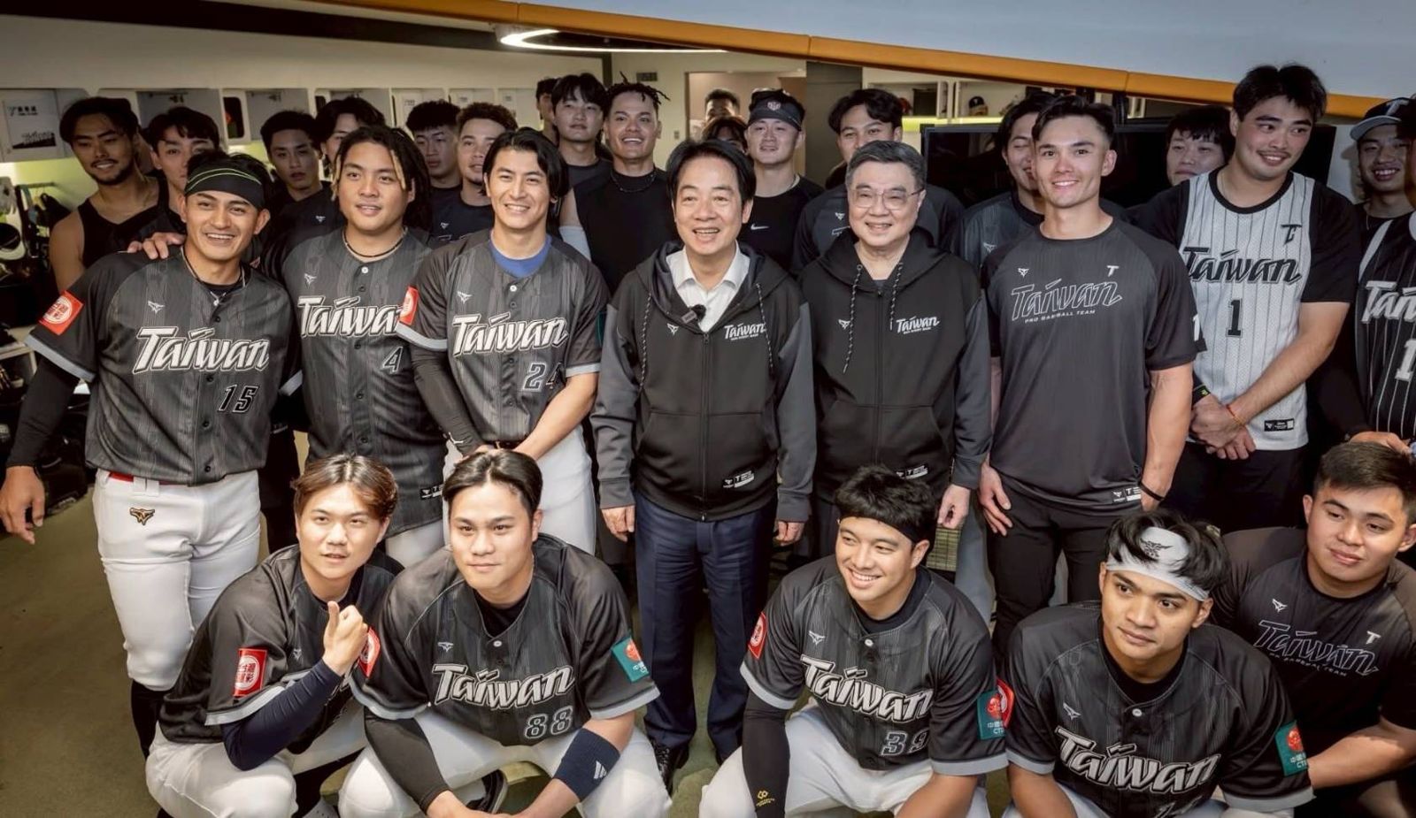 全台瘋棒球！賴總統大巨蛋觀賽　維安人員竟化身「板凳神偷」摸走峮峮簽名球