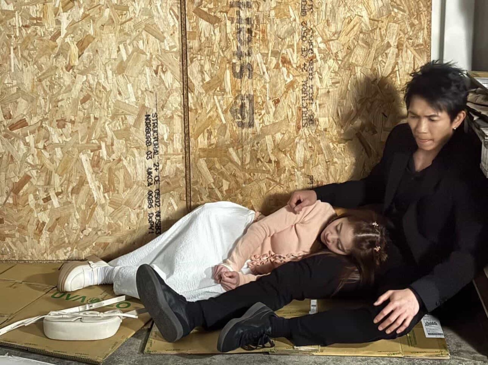 程雅晨（左）、黃尚禾在《豆腐媽媽》中首度對戲，「角頭與小白花」反差組合火花十足。民視提供