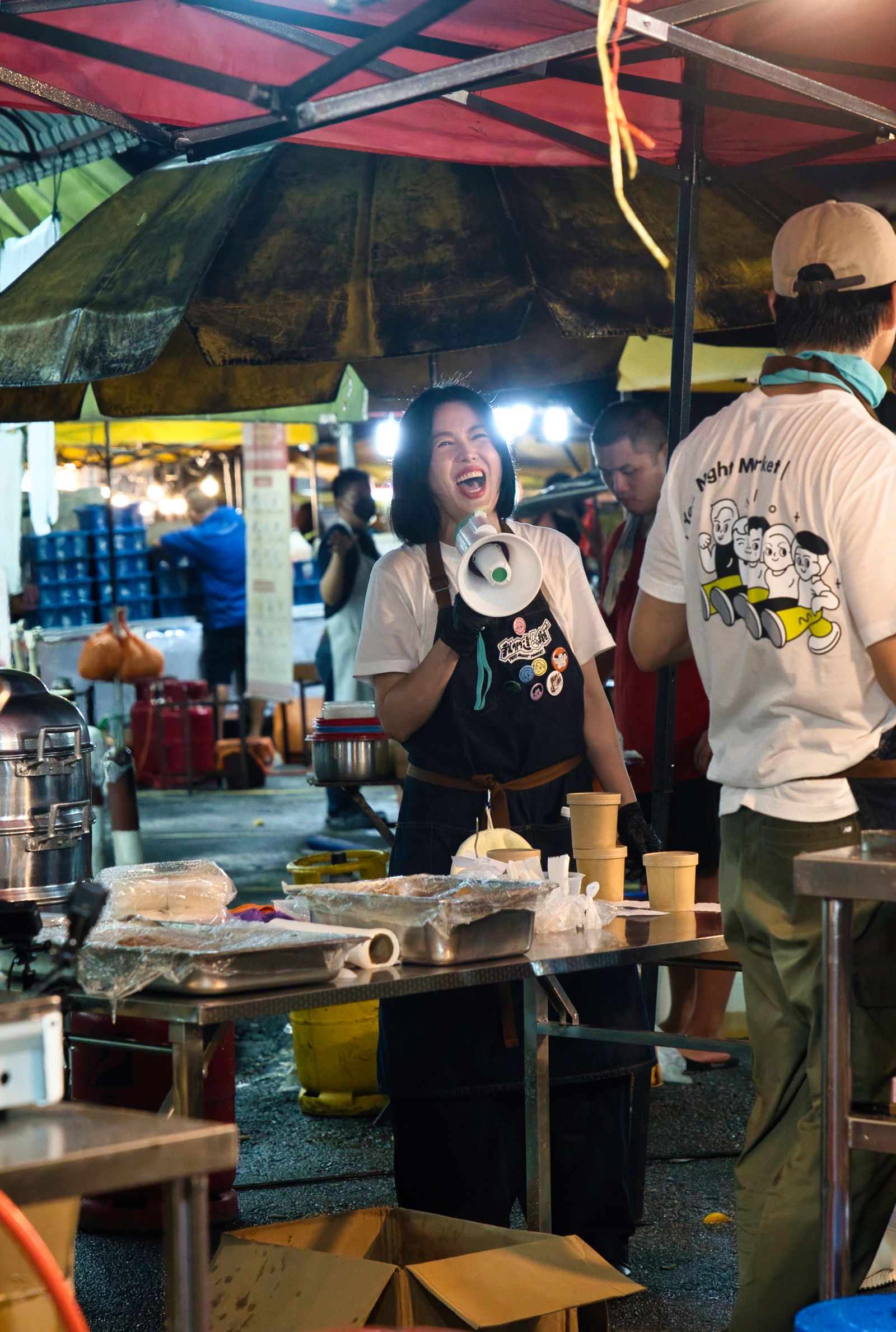 苗可麗不斷呼喊客人。華視、三立提供