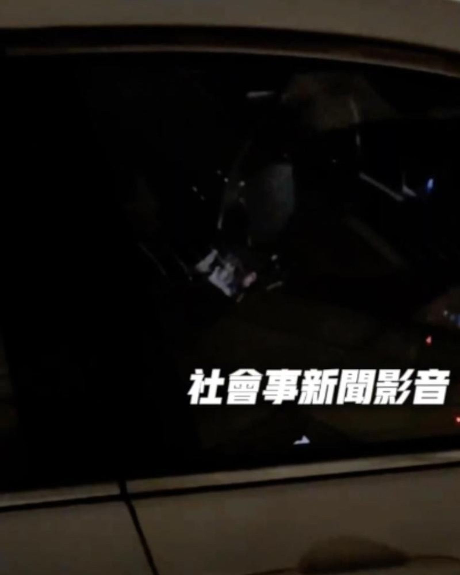 警車變小戲院?台中2警遭拍值勤「滑手機追劇」 分局急查真相開罰申誡