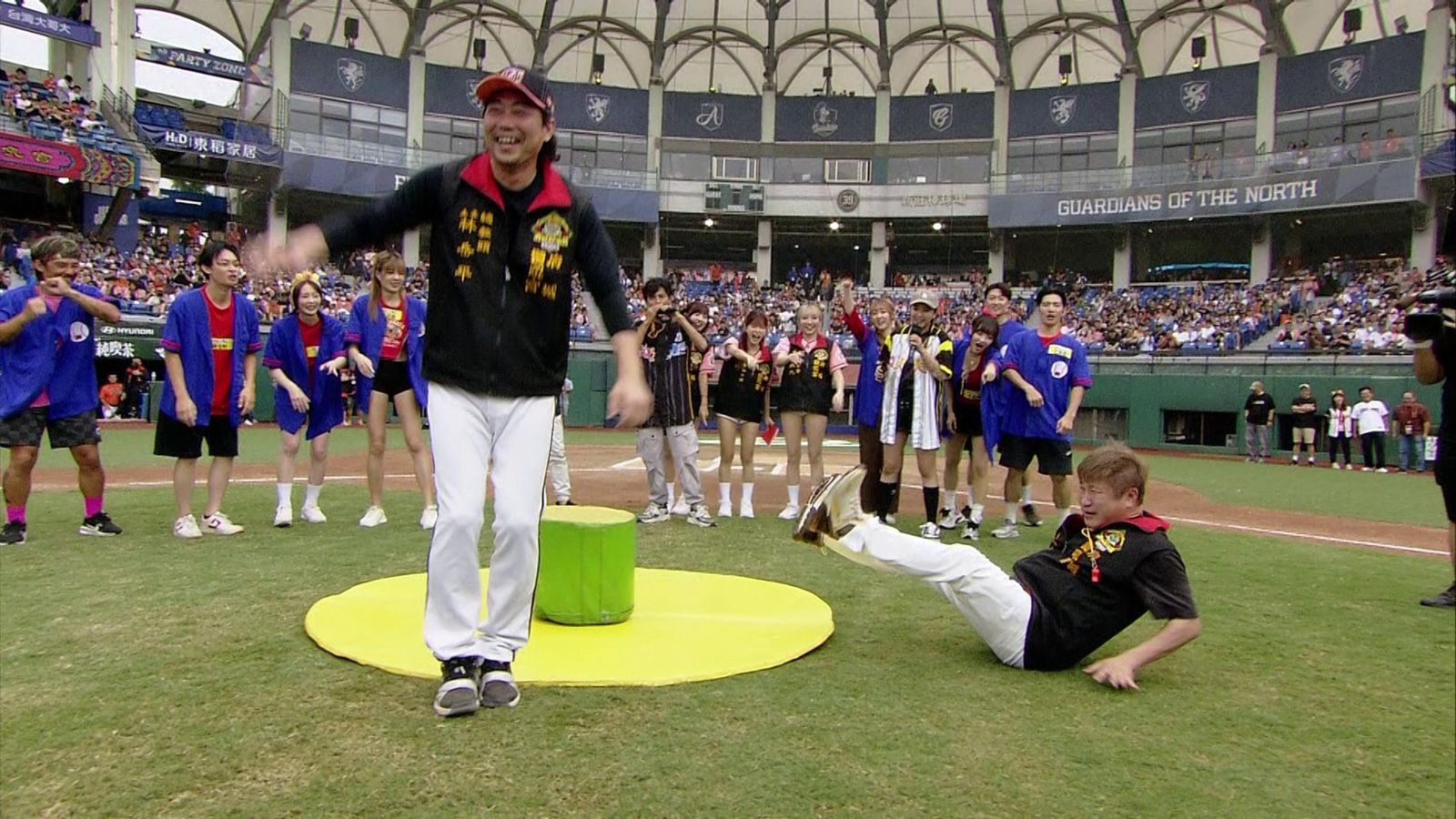 Uni Girls與Fubon Angels熱舞大風吹變女子摔角　統一獅總教練林岳平也加入