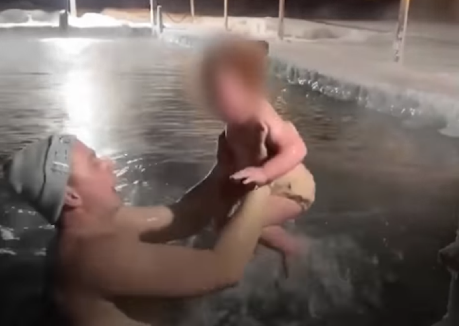 鍛鍊要從嬰兒開始？俄羅斯爸帶1歲兒浸入0度冰池　醫示警恐心臟驟停