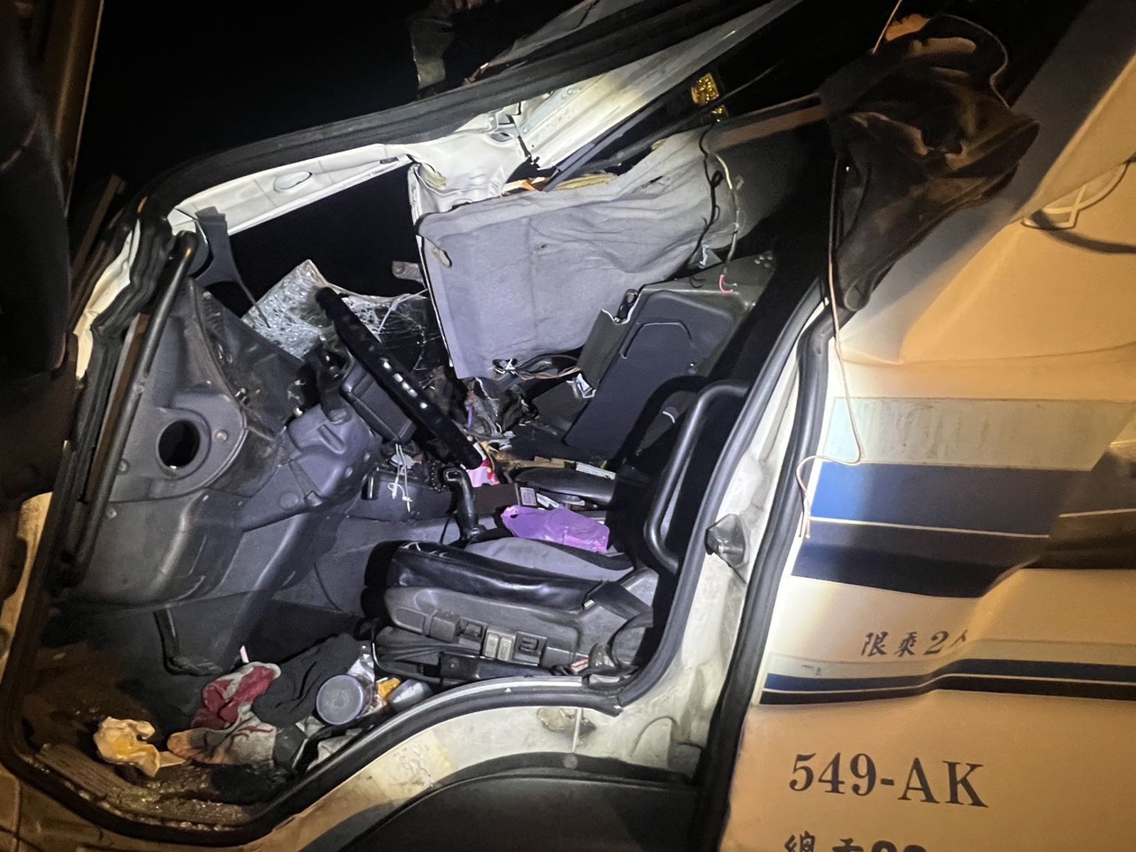 跑北宜閃過人生跑馬燈！貨車機械吊臂固定不牢「大棒一揮」　對向車慘遭「爆頭」