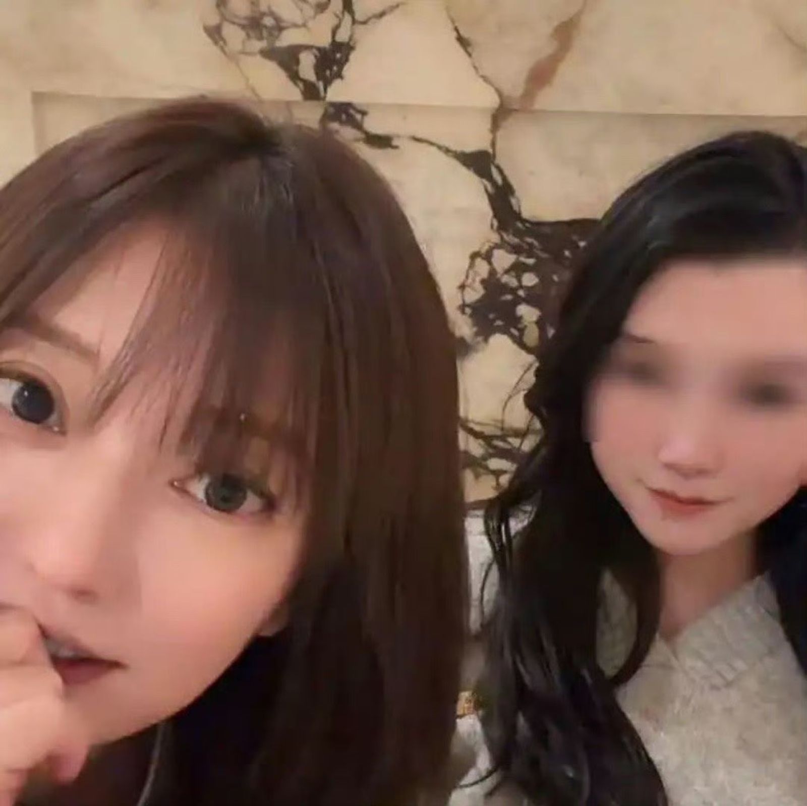 趙薇在直播中露臉。翻攝微博