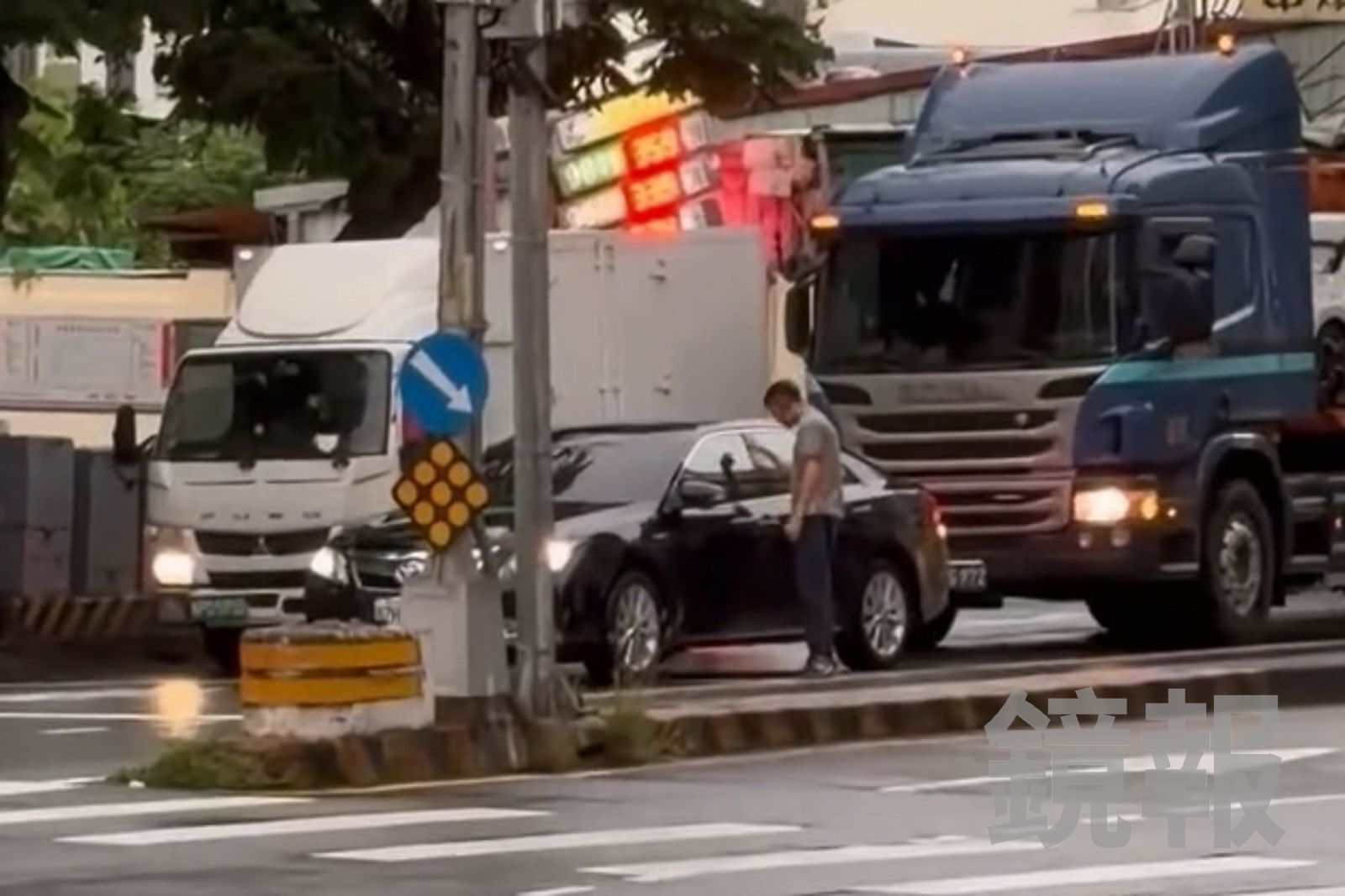 黑色轎車停在路口一動也不動,熱心民眾上前關切。畫面授權 threads azxnoemy