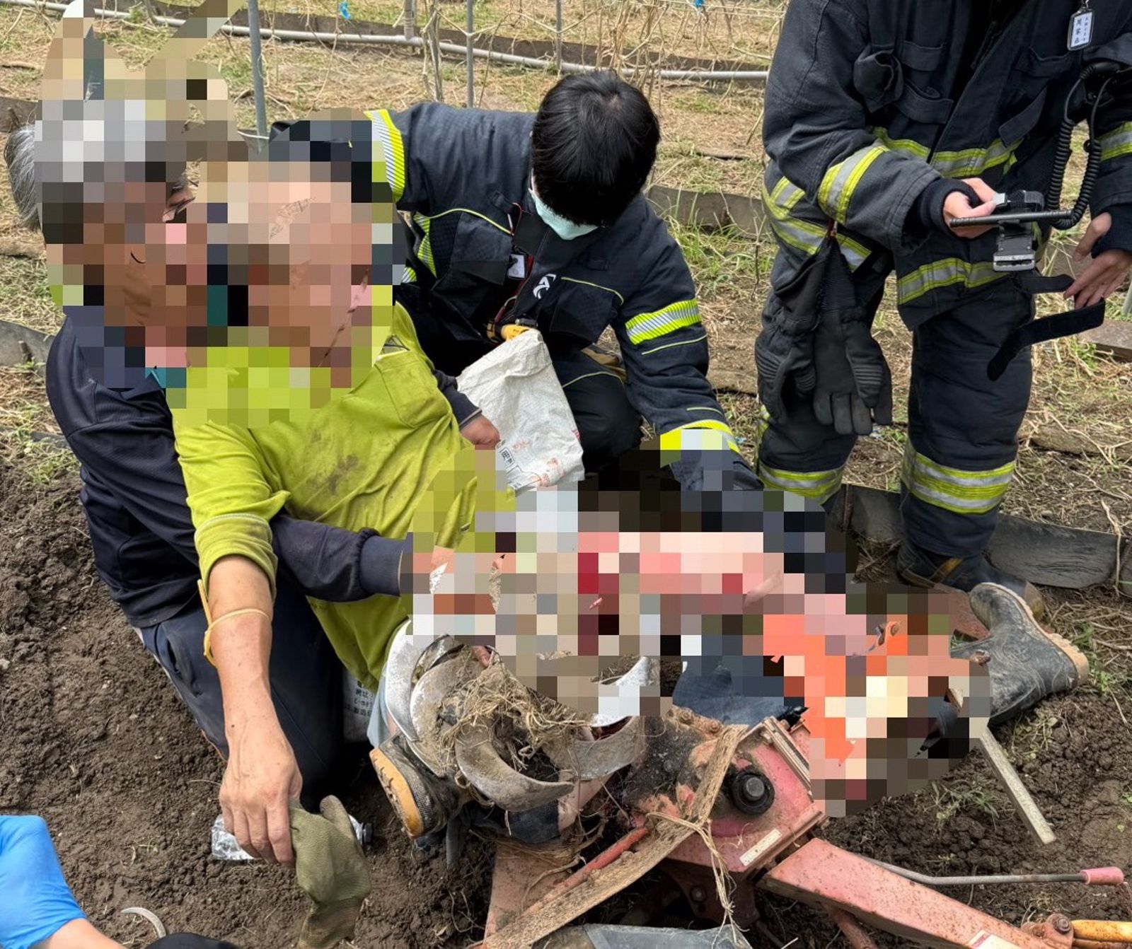 恐怖畫面曝!男務農「雙腿捲除草機」開放性骨折 新北消防聯手Doctor Car創首例