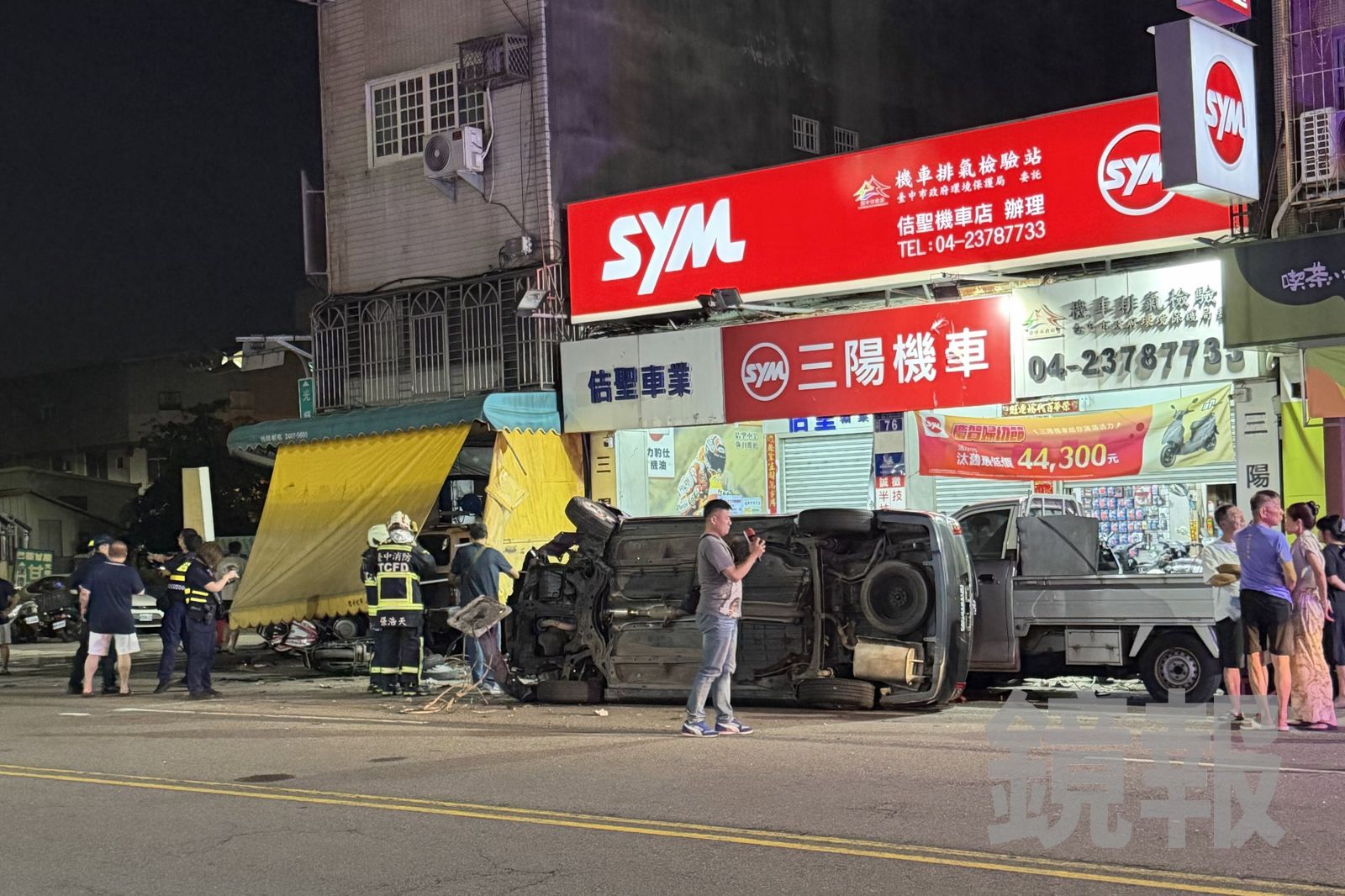 肇事轎車逆撞側翻，現場一片凌亂。畫面授權threads ray_r7_0712