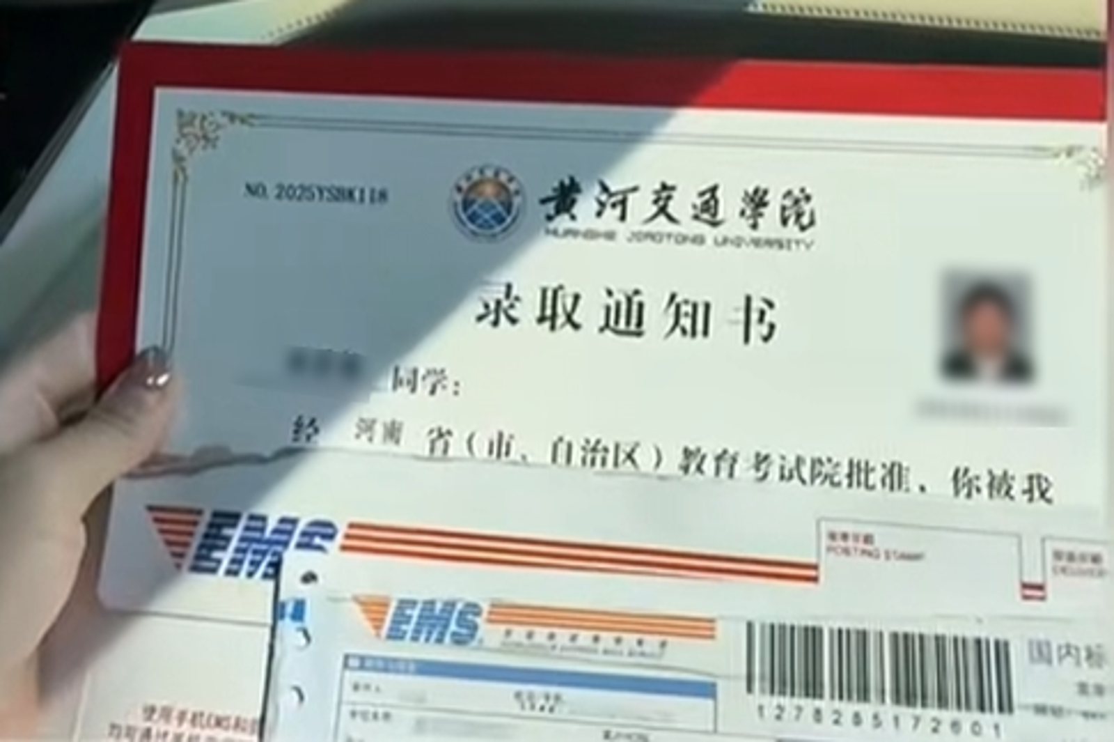 女子收大學錄取通知書終於醒來。圖/翻攝自微博