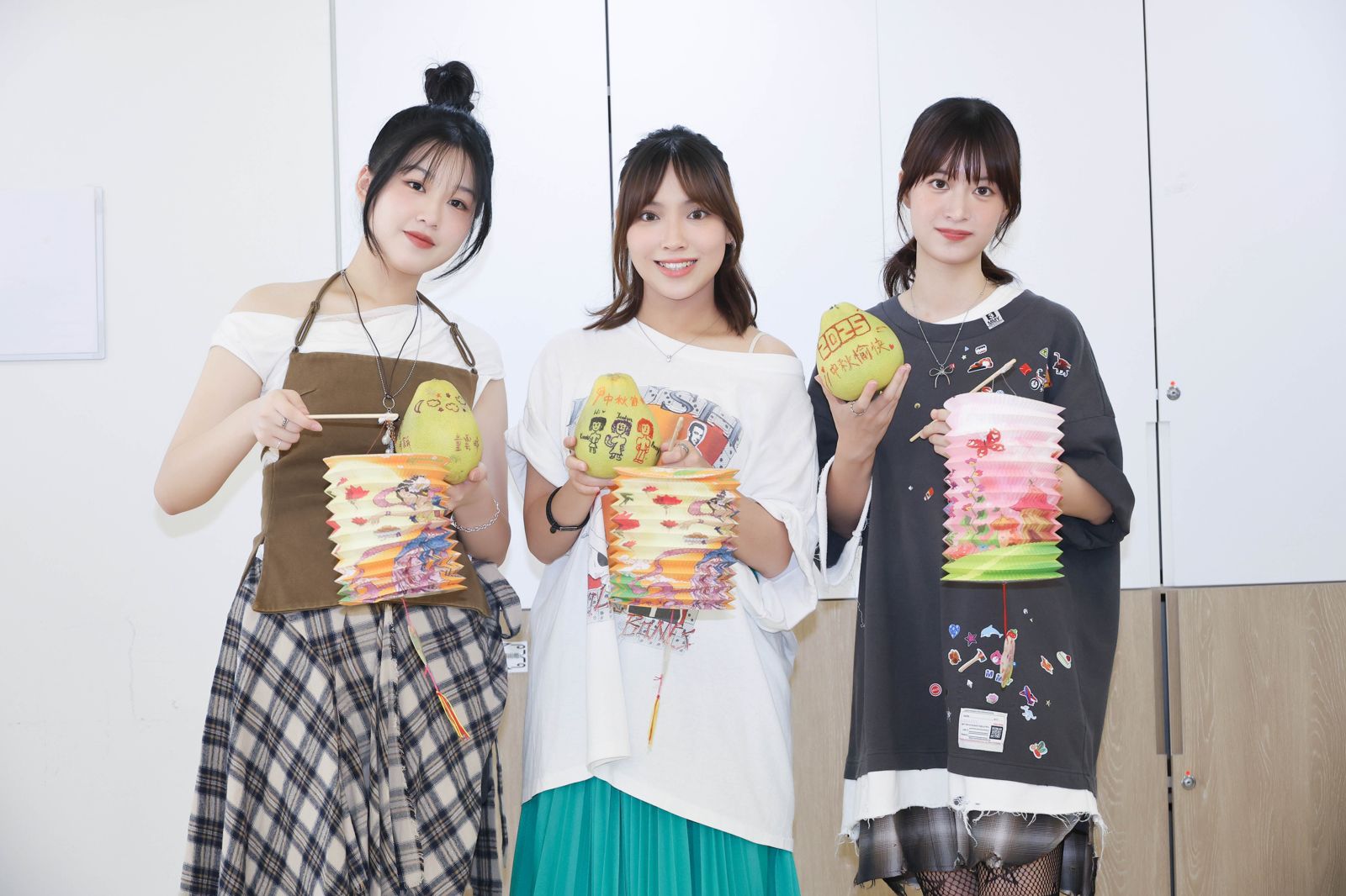 陳佩賢、童雲晞、康庭瑋化身公益大使於中秋節前夕送暖。紅心字會提供