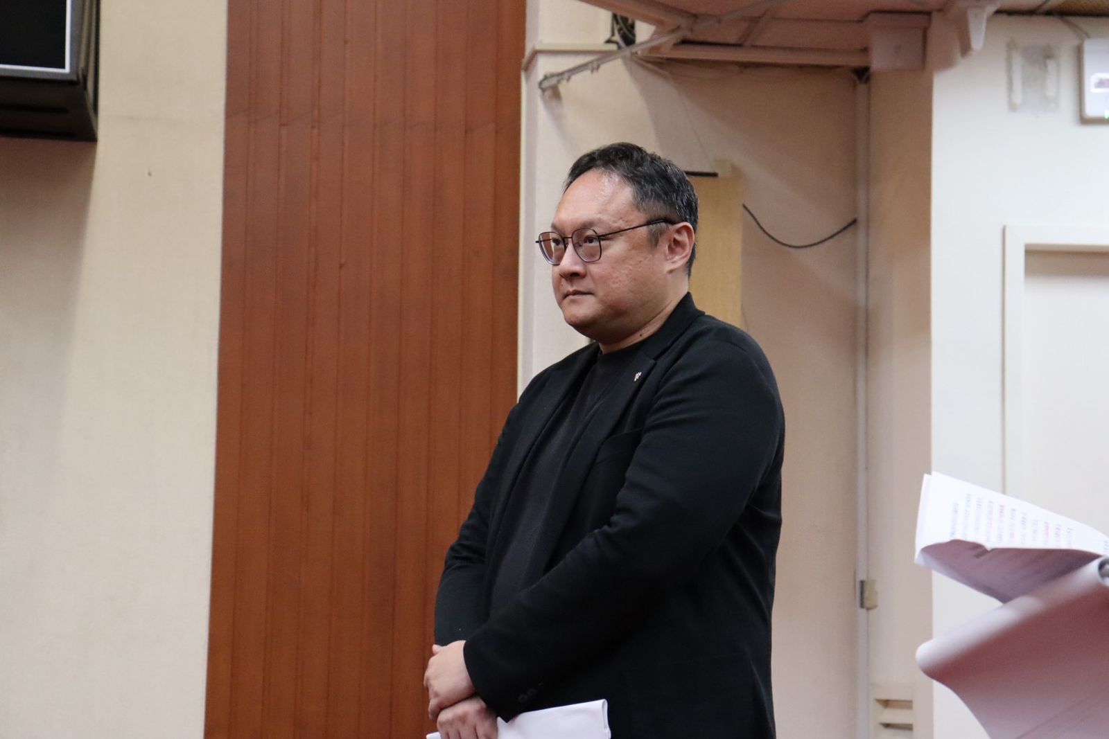 台中市副市長鄭照新質疑，過去一般性補助款沒有出現過統刪，但這次政院自行用違法爭議方式降低補助款比例，對地方財政運作不利。（圖／袁維駿攝）