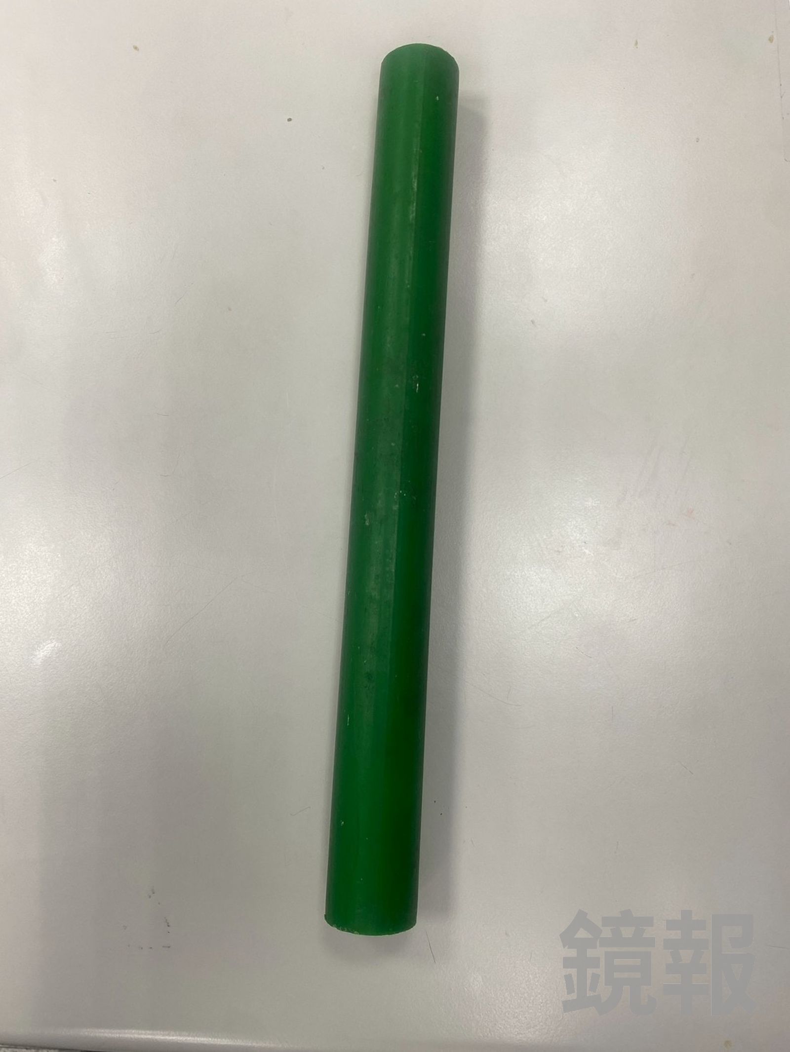 後續警方查扣作案用小黃瓜,實際是只是一根綠色塑膠管。翻攝畫面
