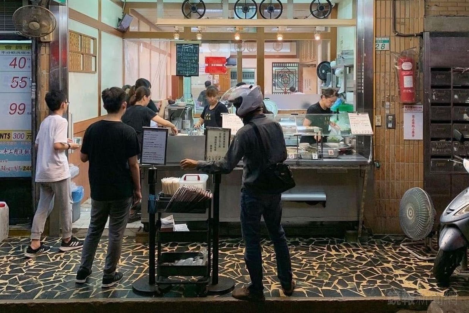 「黃記魯肉飯」宣布禁宰禁運政令隔天就直接公告停業,直到市場正常供應溫體豬為止。