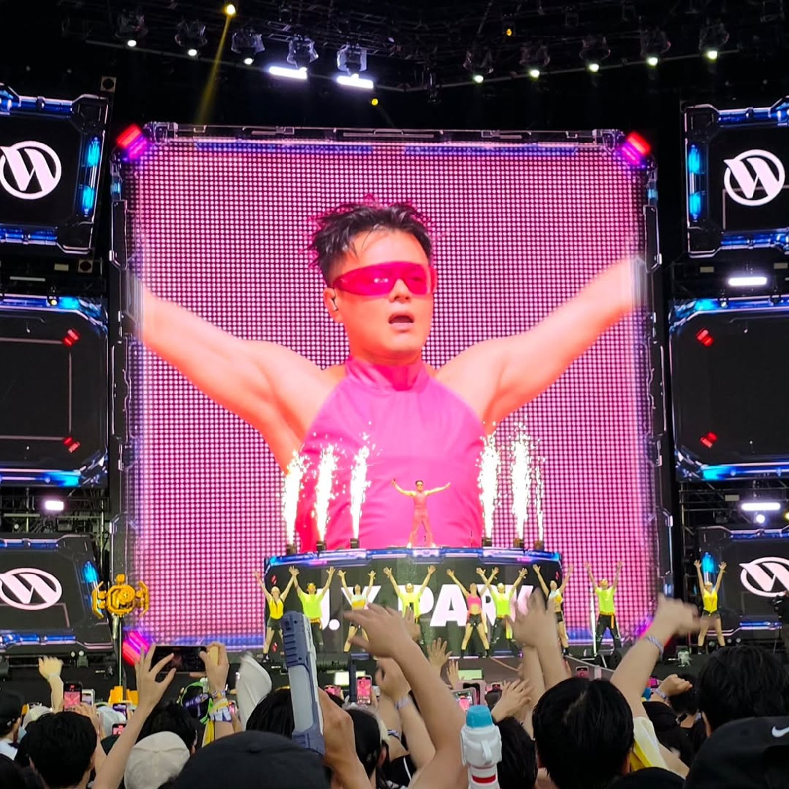 朴軫永帶來多首經典舞曲，帶動全場氣氛。翻攝IG@asiansoul_jyp