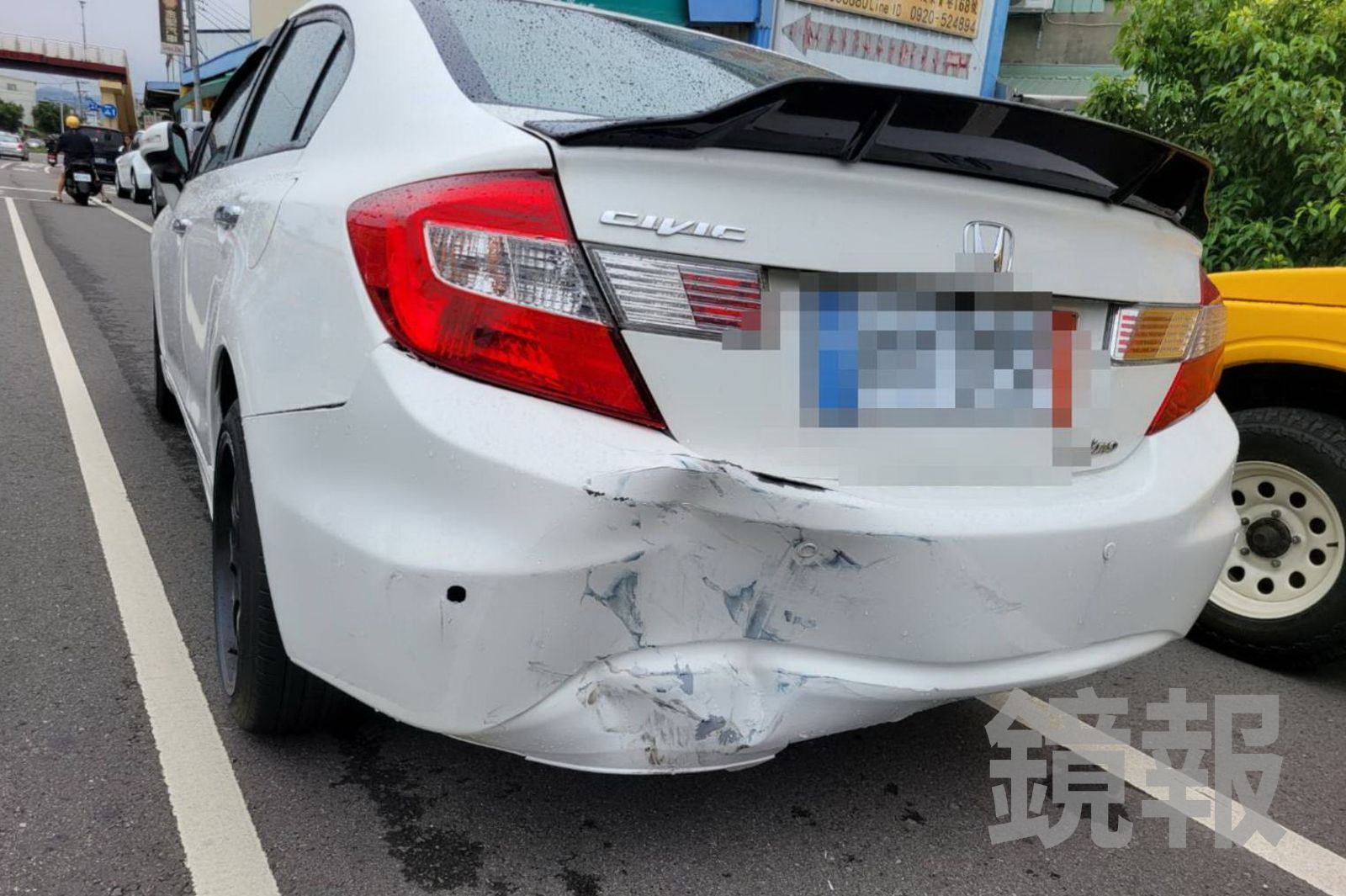 肇事轎車左後車尾留下明顯撞擊痕跡。民眾提供