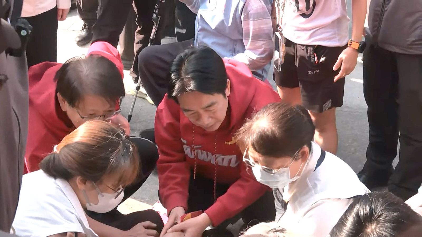 才剛被嘔吐噴到！賴清德赴屏東發紅包又遇阿嬤昏倒　急忙衝上前關心
